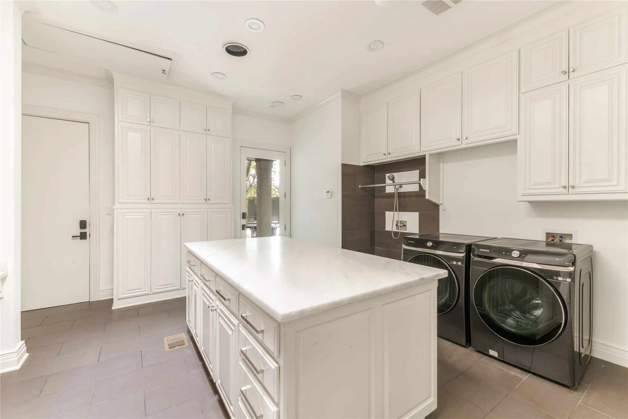 Single Family Residence For Sale in Tarrant County , 2420 Lincoln Drive, Arlington, Texas 76006, 4 Bedroom, 5 Bathroom, 3 Garage spaces, 8,448 Sqft, built in 1989, mls#21337823, Real Estate Agent in Arlington, Homes For Sale in Tarrant county, Homes For Sale in Arlington, Realtor in Arlington Texas, Real Estate Brokerage Independent Realty Texas, Luminita Cordes Realtor