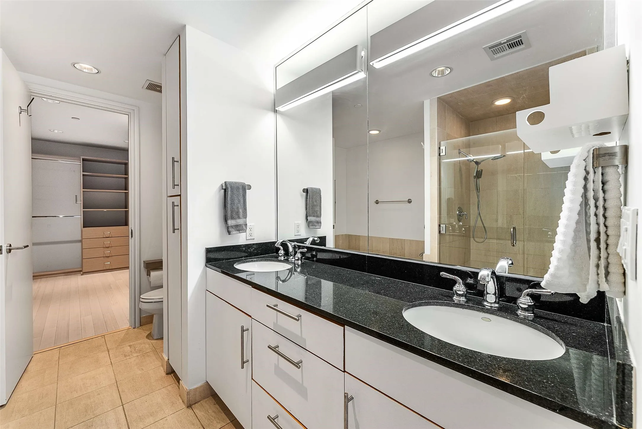 Condominium For Rent in Dallas County , 1505 Elm Street 1003, Dallas, Texas 75201, 3 Bedroom, 3 Bathroom, 2 Garage spaces, 2,045 Sqft, built in 1957, mls#21337839, Real Estate Agent in Dallas, Homes For Rent in Dallas county, Homes For Rent in Dallas, Realtor in Dallas Texas, Real Estate Brokerage Independent Realty Texas, Luminita Cordes Realtor