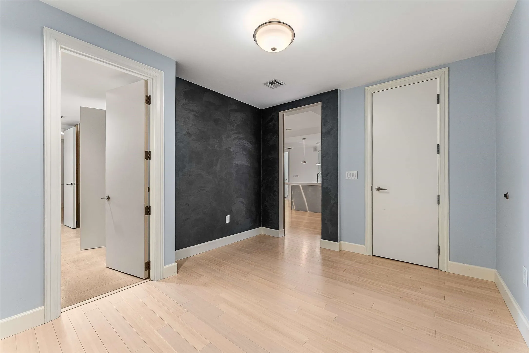 Condominium For Rent in Dallas County , 1505 Elm Street 1003, Dallas, Texas 75201, 3 Bedroom, 3 Bathroom, 2 Garage spaces, 2,045 Sqft, built in 1957, mls#21337839, Real Estate Agent in Dallas, Homes For Rent in Dallas county, Homes For Rent in Dallas, Realtor in Dallas Texas, Real Estate Brokerage Independent Realty Texas, Luminita Cordes Realtor