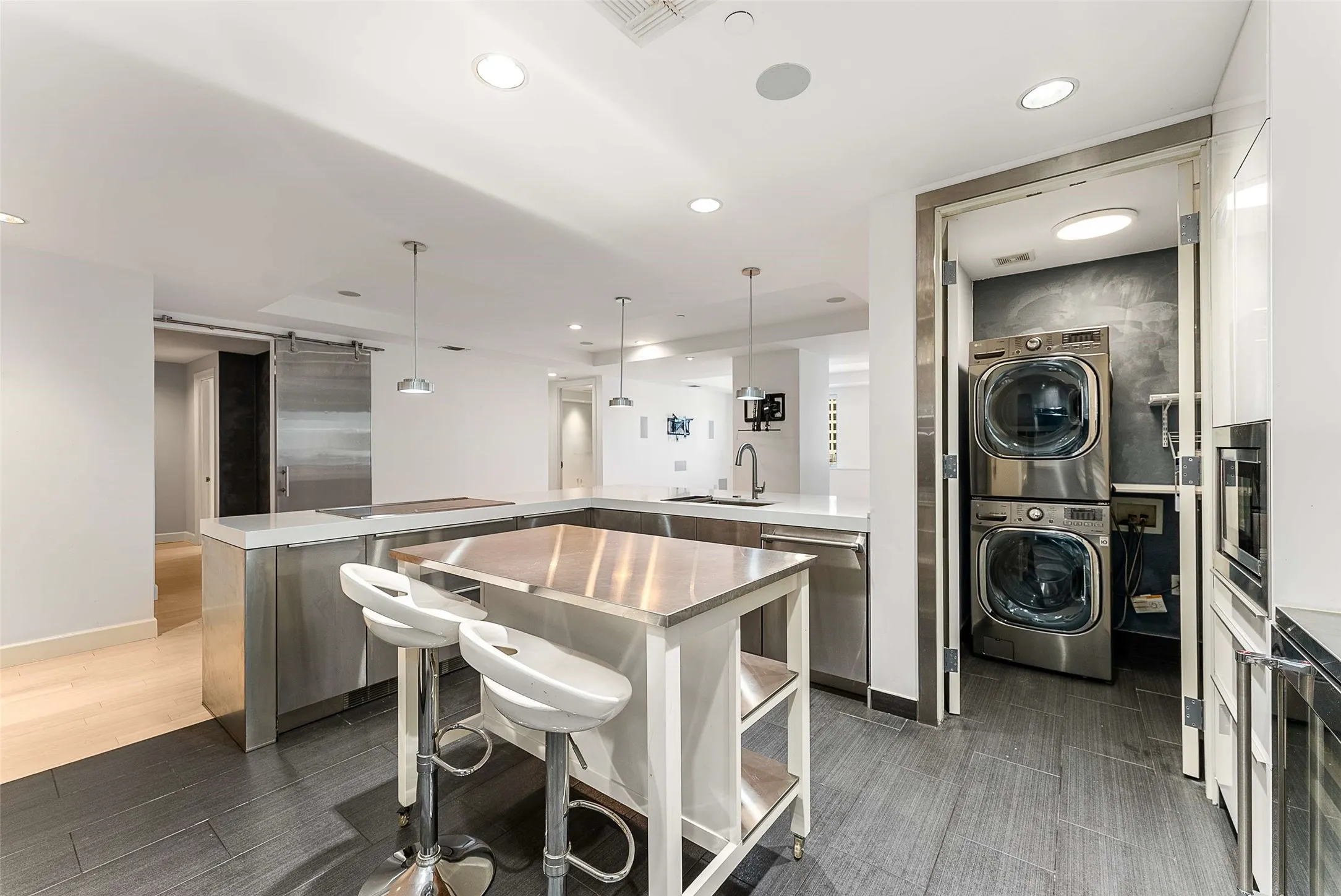 Condominium For Rent in Dallas County , 1505 Elm Street 1003, Dallas, Texas 75201, 3 Bedroom, 3 Bathroom, 2 Garage spaces, 2,045 Sqft, built in 1957, mls#21337839, Real Estate Agent in Dallas, Homes For Rent in Dallas county, Homes For Rent in Dallas, Realtor in Dallas Texas, Real Estate Brokerage Independent Realty Texas, Luminita Cordes Realtor
