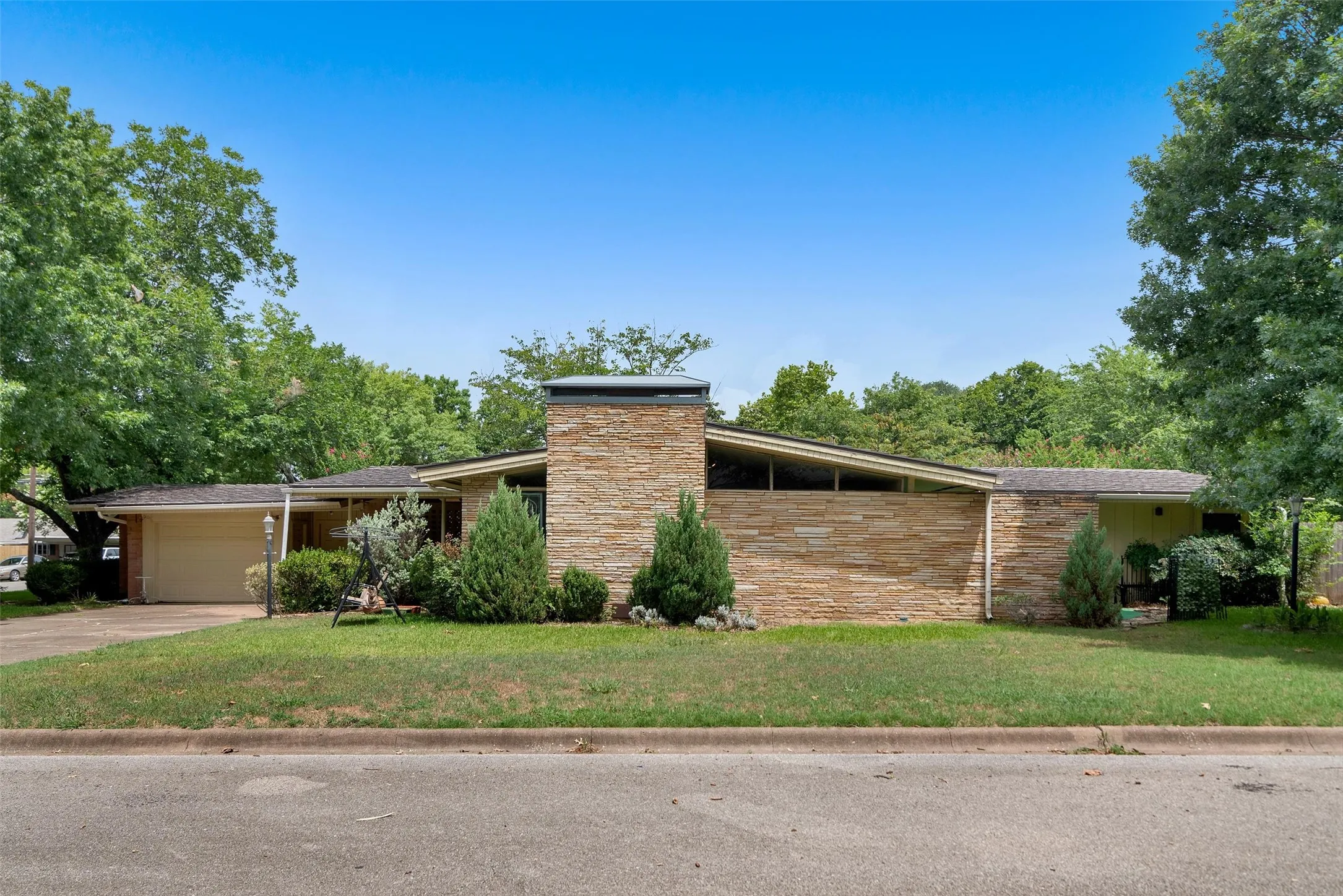 Single Family Residence For Sale in Grayson County , 703 N Holly Avenue, Sherman, Texas 75092, 3 Bedroom, 2 Bathroom, 1 Garage spaces, 1,826 Sqft, built in 1956, mls#21336332, Real Estate Agent in Sherman, Homes For Sale in Grayson county, Homes For Sale in Sherman, Realtor in Sherman Texas, Real Estate Brokerage Independent Realty Texas, Luminita Cordes Realtor