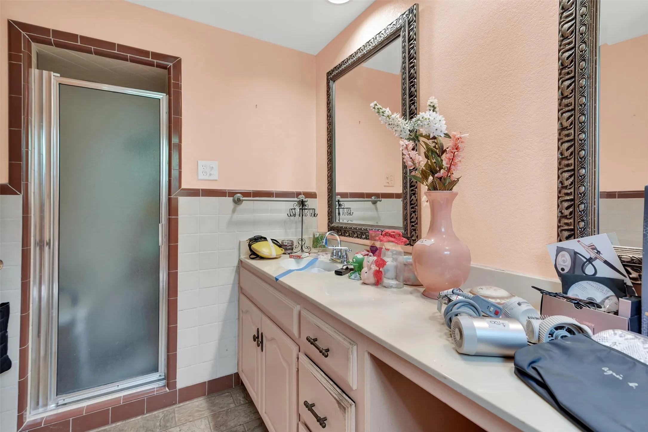 Single Family Residence For Sale in Grayson County , 703 N Holly Avenue, Sherman, Texas 75092, 3 Bedroom, 2 Bathroom, 1 Garage spaces, 1,826 Sqft, built in 1956, mls#21336332, Real Estate Agent in Sherman, Homes For Sale in Grayson county, Homes For Sale in Sherman, Realtor in Sherman Texas, Real Estate Brokerage Independent Realty Texas, Luminita Cordes Realtor