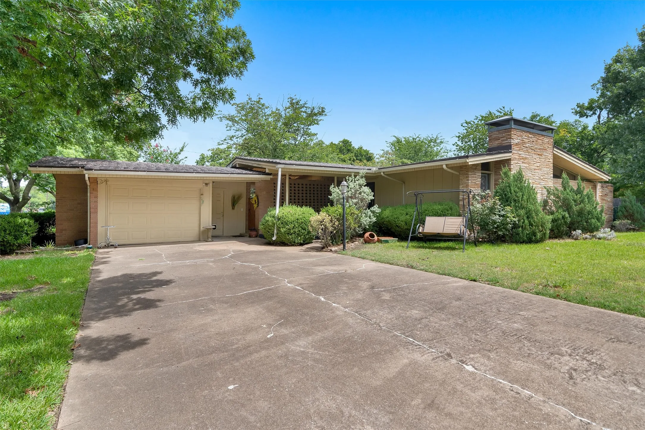Single Family Residence For Sale in Grayson County , 703 N Holly Avenue, Sherman, Texas 75092, 3 Bedroom, 2 Bathroom, 1 Garage spaces, 1,826 Sqft, built in 1956, mls#21336332, Real Estate Agent in Sherman, Homes For Sale in Grayson county, Homes For Sale in Sherman, Realtor in Sherman Texas, Real Estate Brokerage Independent Realty Texas, Luminita Cordes Realtor