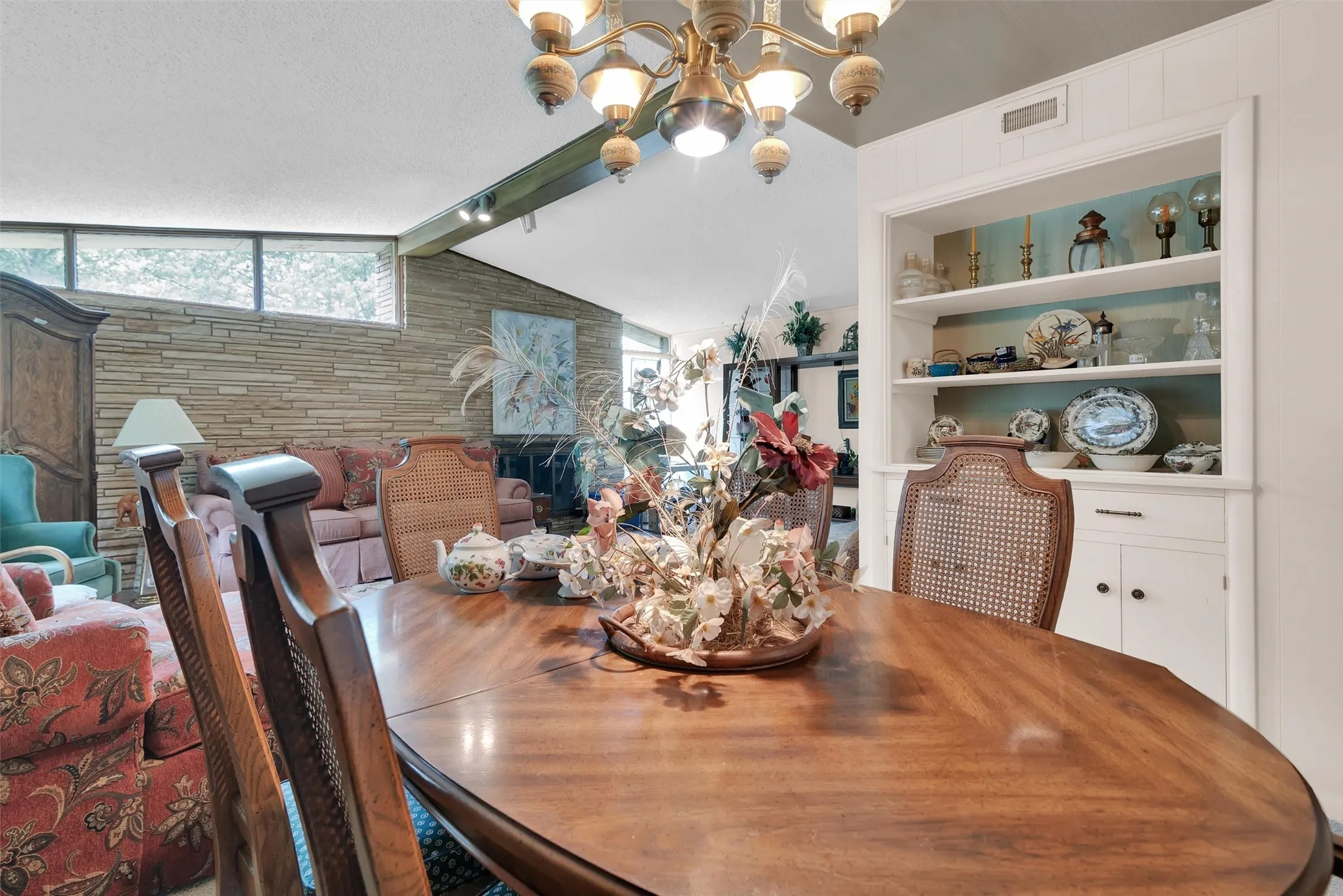 Single Family Residence For Sale in Grayson County , 703 N Holly Avenue, Sherman, Texas 75092, 3 Bedroom, 2 Bathroom, 1 Garage spaces, 1,826 Sqft, built in 1956, mls#21336332, Real Estate Agent in Sherman, Homes For Sale in Grayson county, Homes For Sale in Sherman, Realtor in Sherman Texas, Real Estate Brokerage Independent Realty Texas, Luminita Cordes Realtor