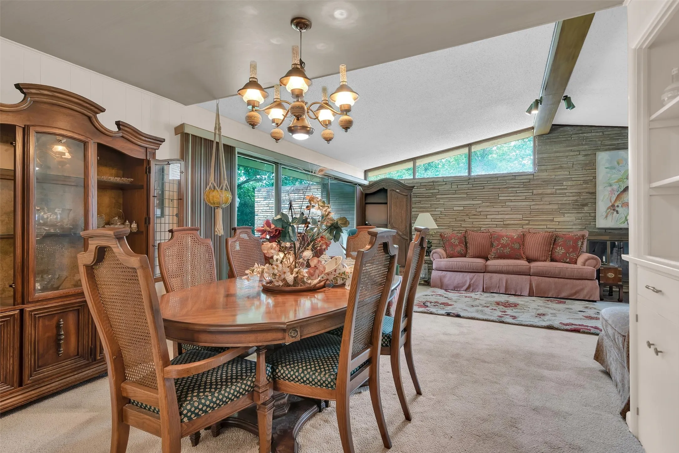 Single Family Residence For Sale in Grayson County , 703 N Holly Avenue, Sherman, Texas 75092, 3 Bedroom, 2 Bathroom, 1 Garage spaces, 1,826 Sqft, built in 1956, mls#21336332, Real Estate Agent in Sherman, Homes For Sale in Grayson county, Homes For Sale in Sherman, Realtor in Sherman Texas, Real Estate Brokerage Independent Realty Texas, Luminita Cordes Realtor