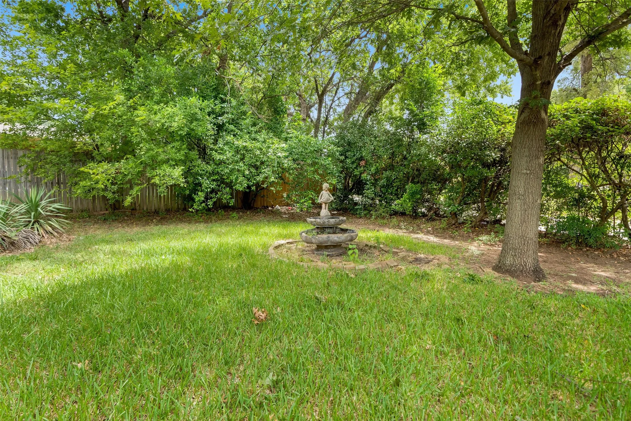 Single Family Residence For Sale in Grayson County , 703 N Holly Avenue, Sherman, Texas 75092, 3 Bedroom, 2 Bathroom, 1 Garage spaces, 1,826 Sqft, built in 1956, mls#21336332, Real Estate Agent in Sherman, Homes For Sale in Grayson county, Homes For Sale in Sherman, Realtor in Sherman Texas, Real Estate Brokerage Independent Realty Texas, Luminita Cordes Realtor