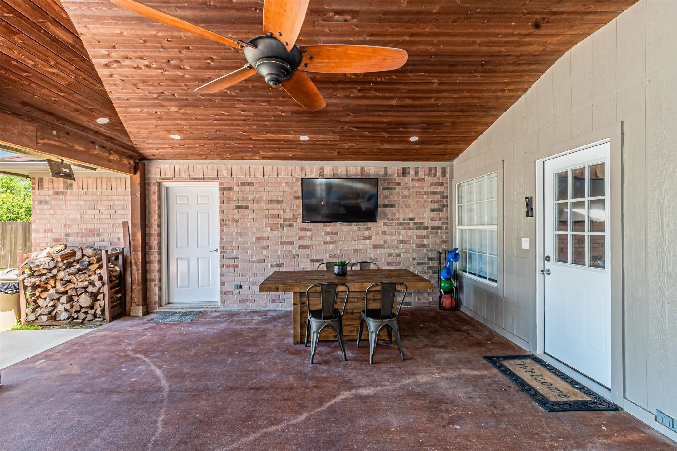 Single Family Residence For Sale in Dallas County , 5001 Worthing Drive, Garland, Texas 75043, 5 Bedroom, 4 Bathroom, 1 Garage spaces, 2,566 Sqft, built in 1996, mls#21337860, Real Estate Agent in Garland, Homes For Sale in Dallas county, Homes For Sale in Garland, Realtor in Garland Texas, Real Estate Brokerage Independent Realty Texas, Luminita Cordes Realtor