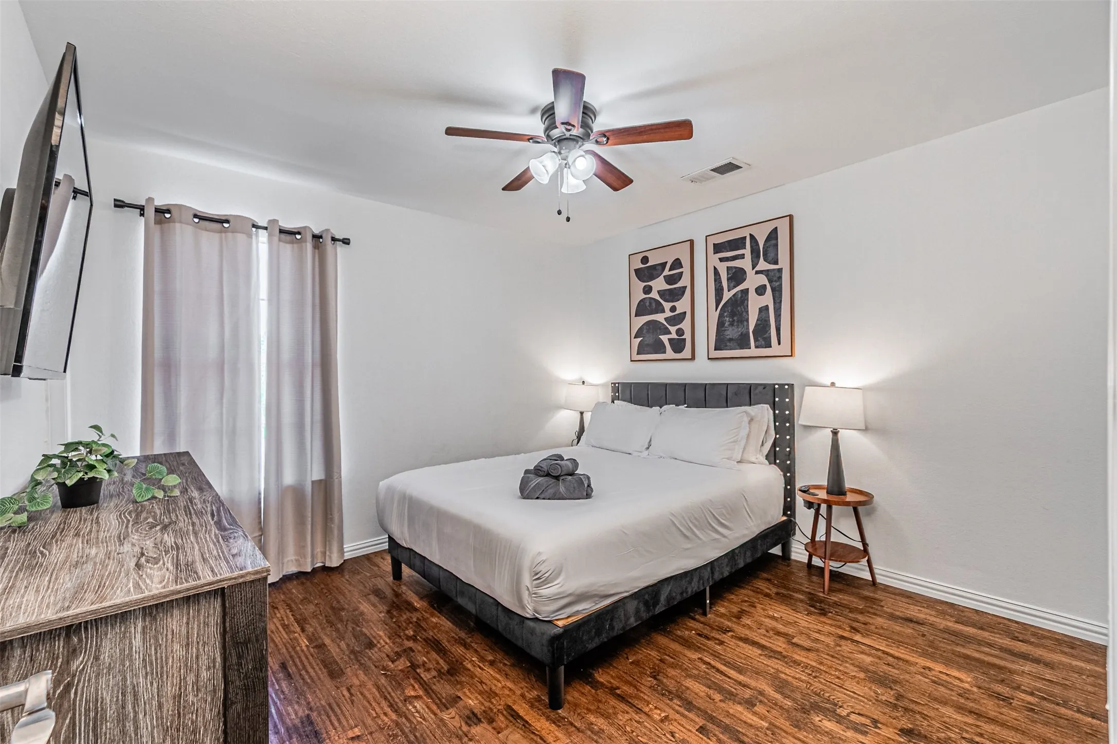Single Family Residence For Sale in Dallas County , 5001 Worthing Drive, Garland, Texas 75043, 5 Bedroom, 4 Bathroom, 1 Garage spaces, 2,566 Sqft, built in 1996, mls#21337860, Real Estate Agent in Garland, Homes For Sale in Dallas county, Homes For Sale in Garland, Realtor in Garland Texas, Real Estate Brokerage Independent Realty Texas, Luminita Cordes Realtor