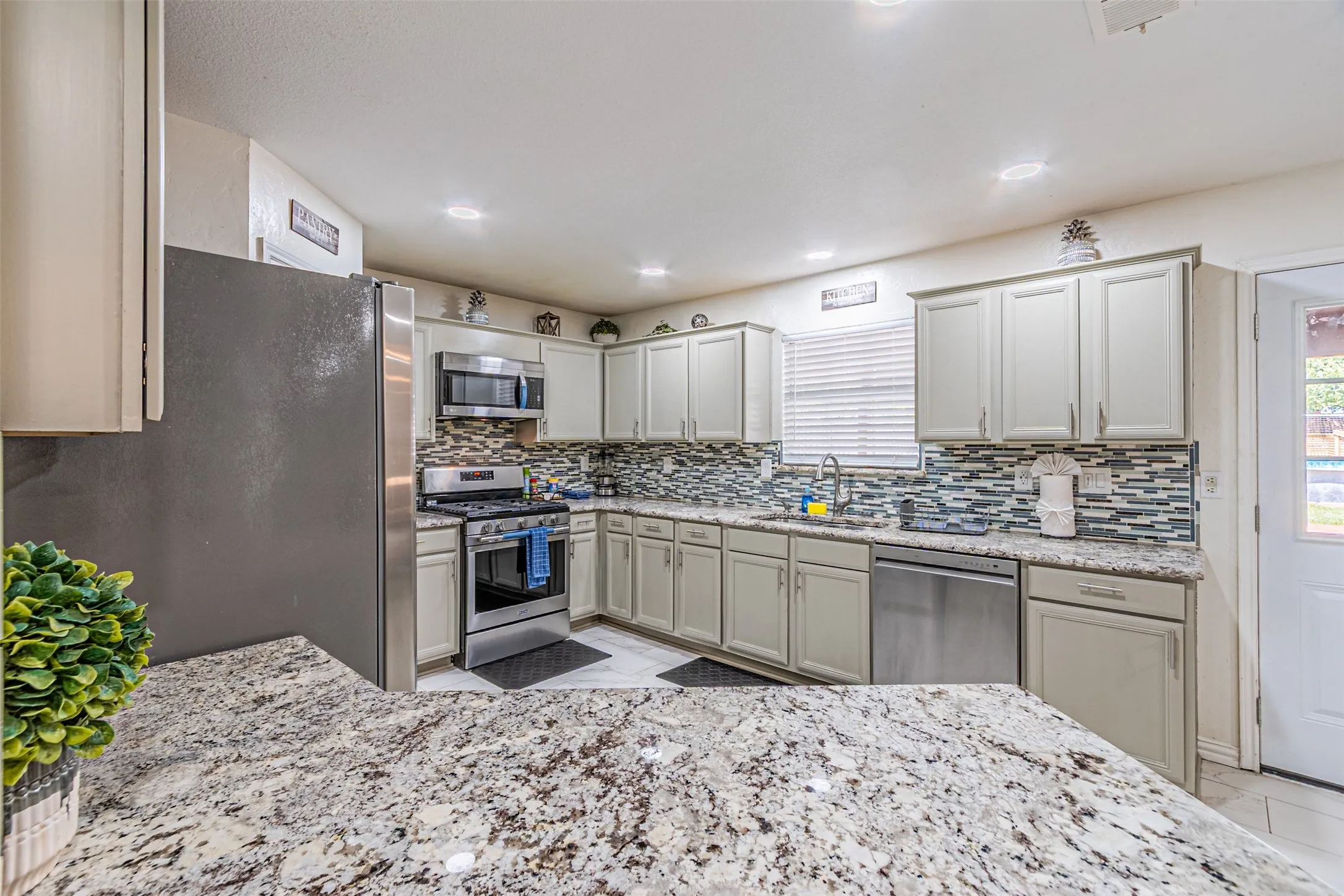Single Family Residence For Sale in Dallas County , 5001 Worthing Drive, Garland, Texas 75043, 5 Bedroom, 4 Bathroom, 1 Garage spaces, 2,566 Sqft, built in 1996, mls#21337860, Real Estate Agent in Garland, Homes For Sale in Dallas county, Homes For Sale in Garland, Realtor in Garland Texas, Real Estate Brokerage Independent Realty Texas, Luminita Cordes Realtor