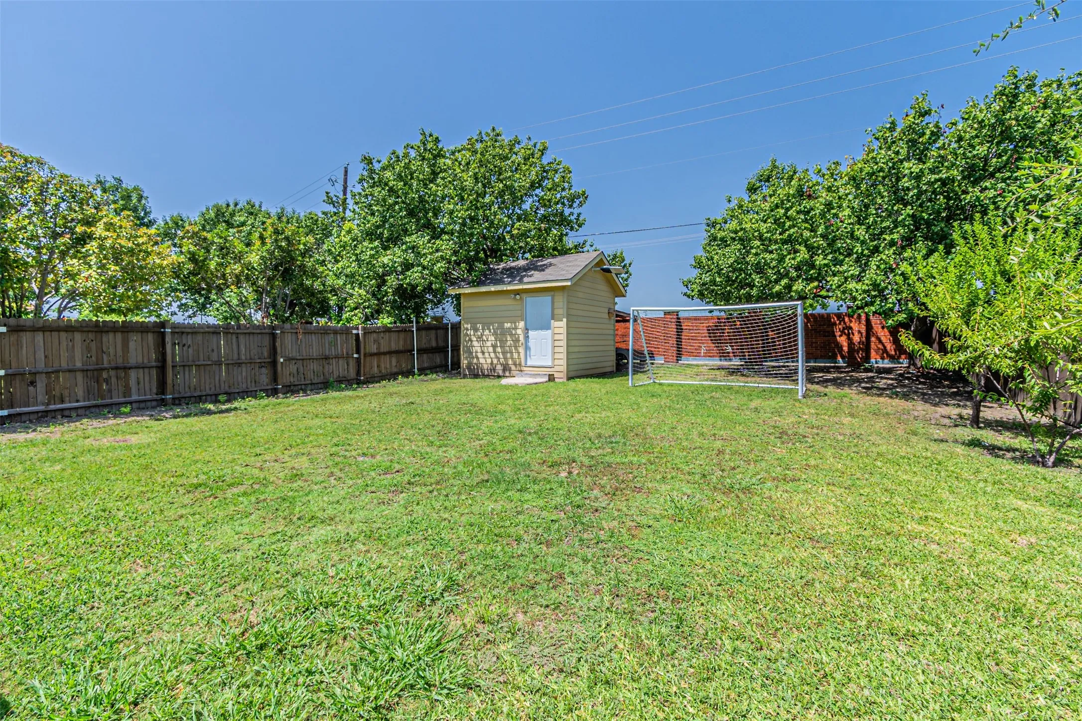 Single Family Residence For Sale in Dallas County , 5001 Worthing Drive, Garland, Texas 75043, 5 Bedroom, 4 Bathroom, 1 Garage spaces, 2,566 Sqft, built in 1996, mls#21337860, Real Estate Agent in Garland, Homes For Sale in Dallas county, Homes For Sale in Garland, Realtor in Garland Texas, Real Estate Brokerage Independent Realty Texas, Luminita Cordes Realtor
