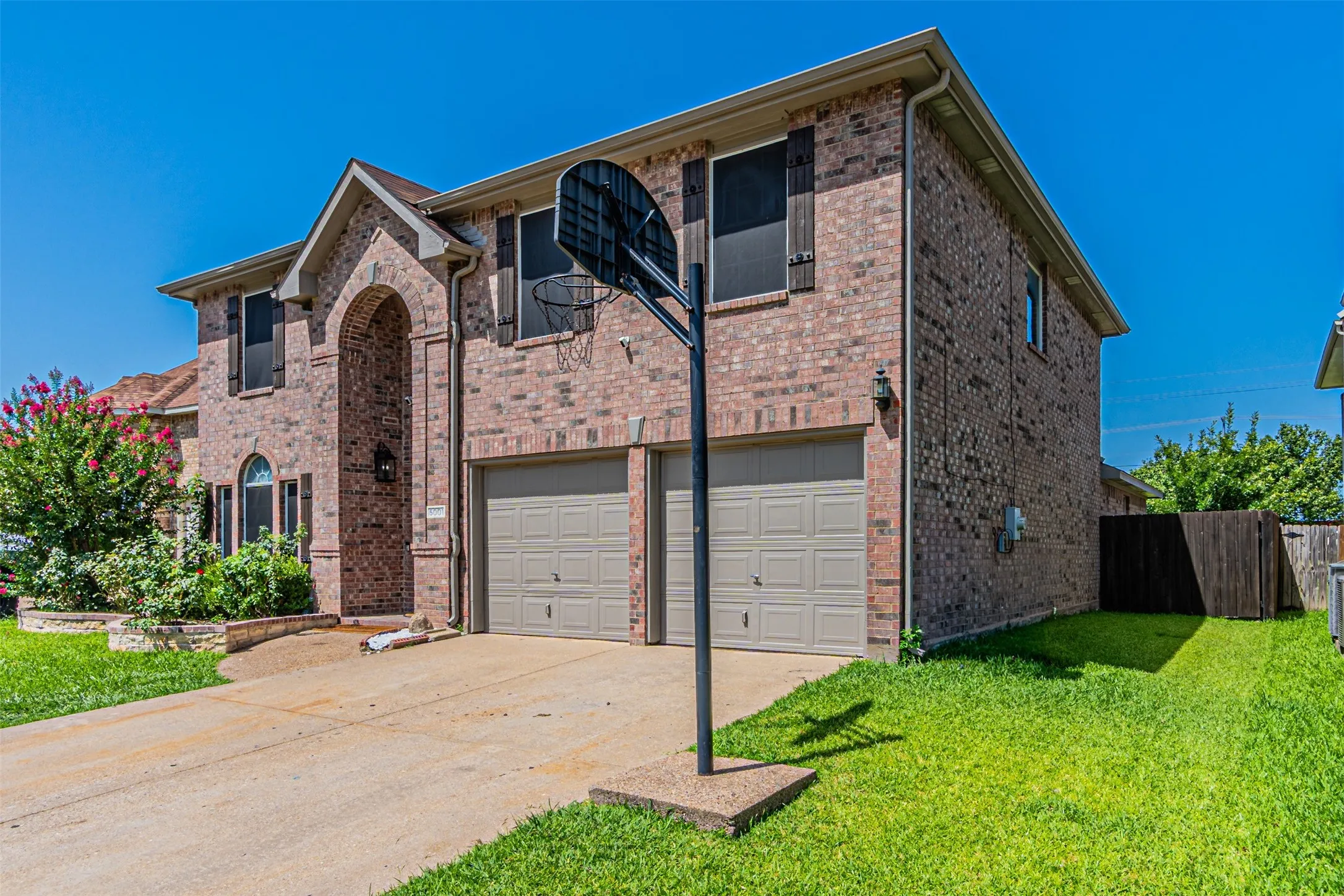 Single Family Residence For Sale in Dallas County , 5001 Worthing Drive, Garland, Texas 75043, 5 Bedroom, 4 Bathroom, 1 Garage spaces, 2,566 Sqft, built in 1996, mls#21337860, Real Estate Agent in Garland, Homes For Sale in Dallas county, Homes For Sale in Garland, Realtor in Garland Texas, Real Estate Brokerage Independent Realty Texas, Luminita Cordes Realtor