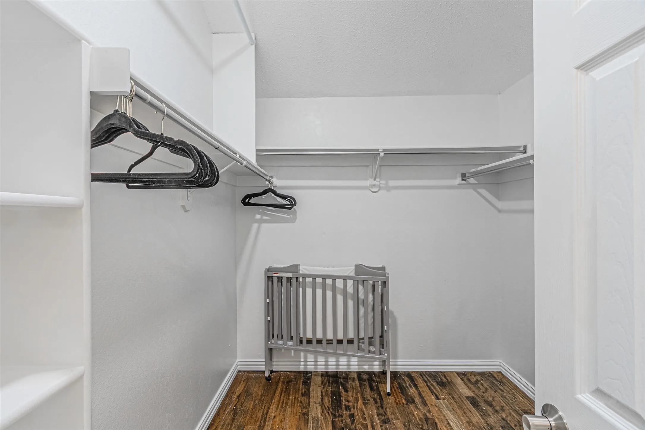 Single Family Residence For Sale in Dallas County , 5001 Worthing Drive, Garland, Texas 75043, 5 Bedroom, 4 Bathroom, 1 Garage spaces, 2,566 Sqft, built in 1996, mls#21337860, Real Estate Agent in Garland, Homes For Sale in Dallas county, Homes For Sale in Garland, Realtor in Garland Texas, Real Estate Brokerage Independent Realty Texas, Luminita Cordes Realtor