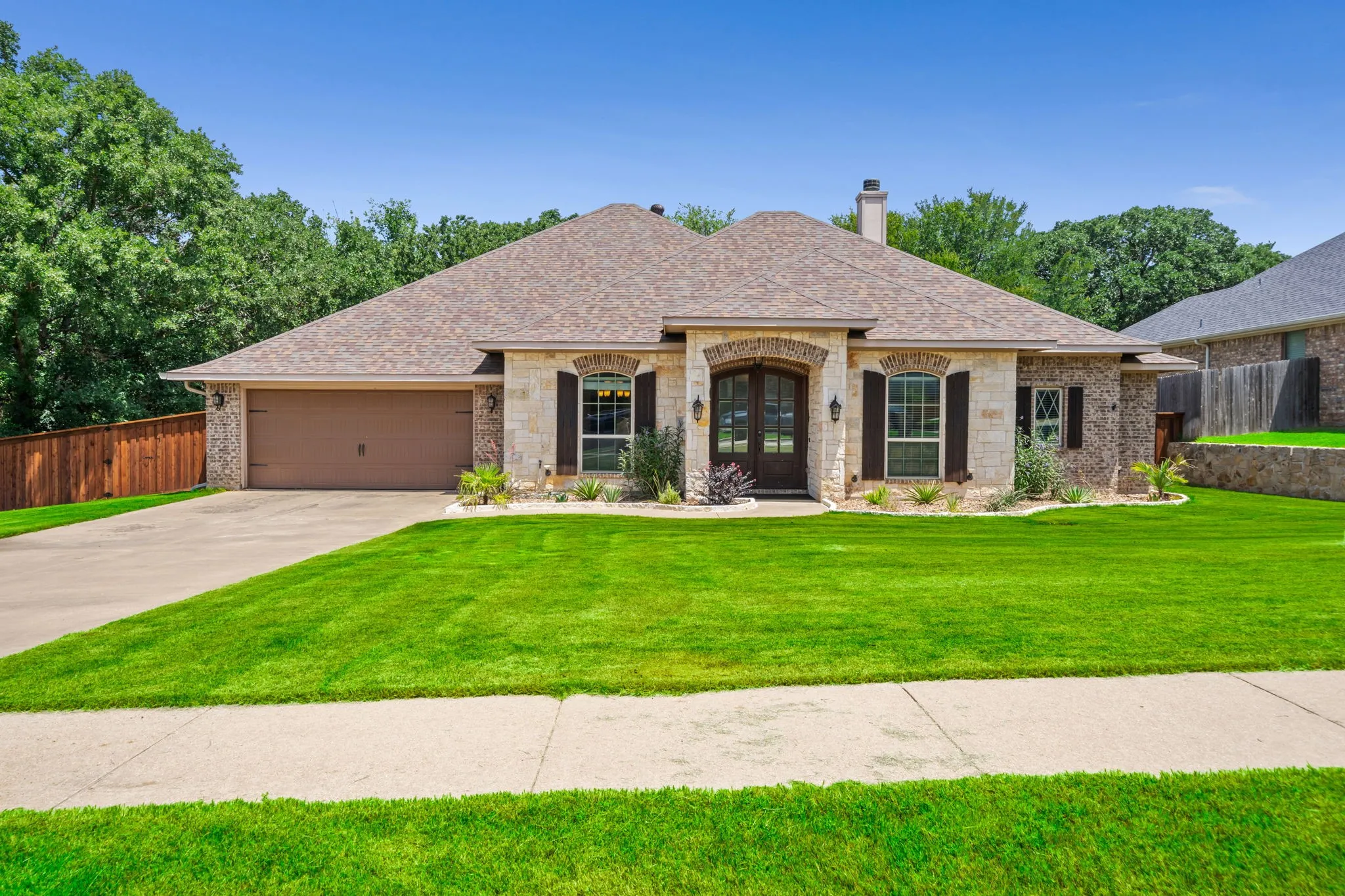 Single Family Residence For Sale in Tarrant County , 508 Oak Forest Court, Kennedale, Texas 76060, 3 Bedroom, 3 Bathroom, 2 Garage spaces, 2,429 Sqft, built in 2011, mls#21337869, Real Estate Agent in Kennedale, Homes For Sale in Tarrant county, Homes For Sale in Kennedale, Realtor in Kennedale Texas, Real Estate Brokerage Independent Realty Texas, Luminita Cordes Realtor