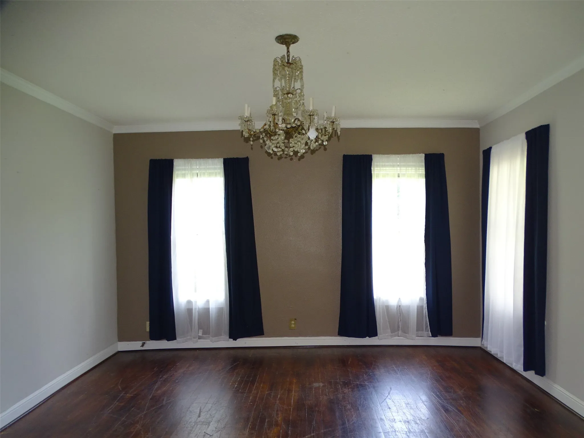 Single Family Residence For Sale in Ellis County , 408 W Tyler Street, Ennis, Texas 75119, 3 Bedroom, 3 Bathroom, 2 Garage spaces, 2,640 Sqft, built in 1956, mls#21336830, Real Estate Agent in Ennis, Homes For Sale in Ellis county, Homes For Sale in Ennis, Realtor in Ennis Texas, Real Estate Brokerage Independent Realty Texas, Luminita Cordes Realtor