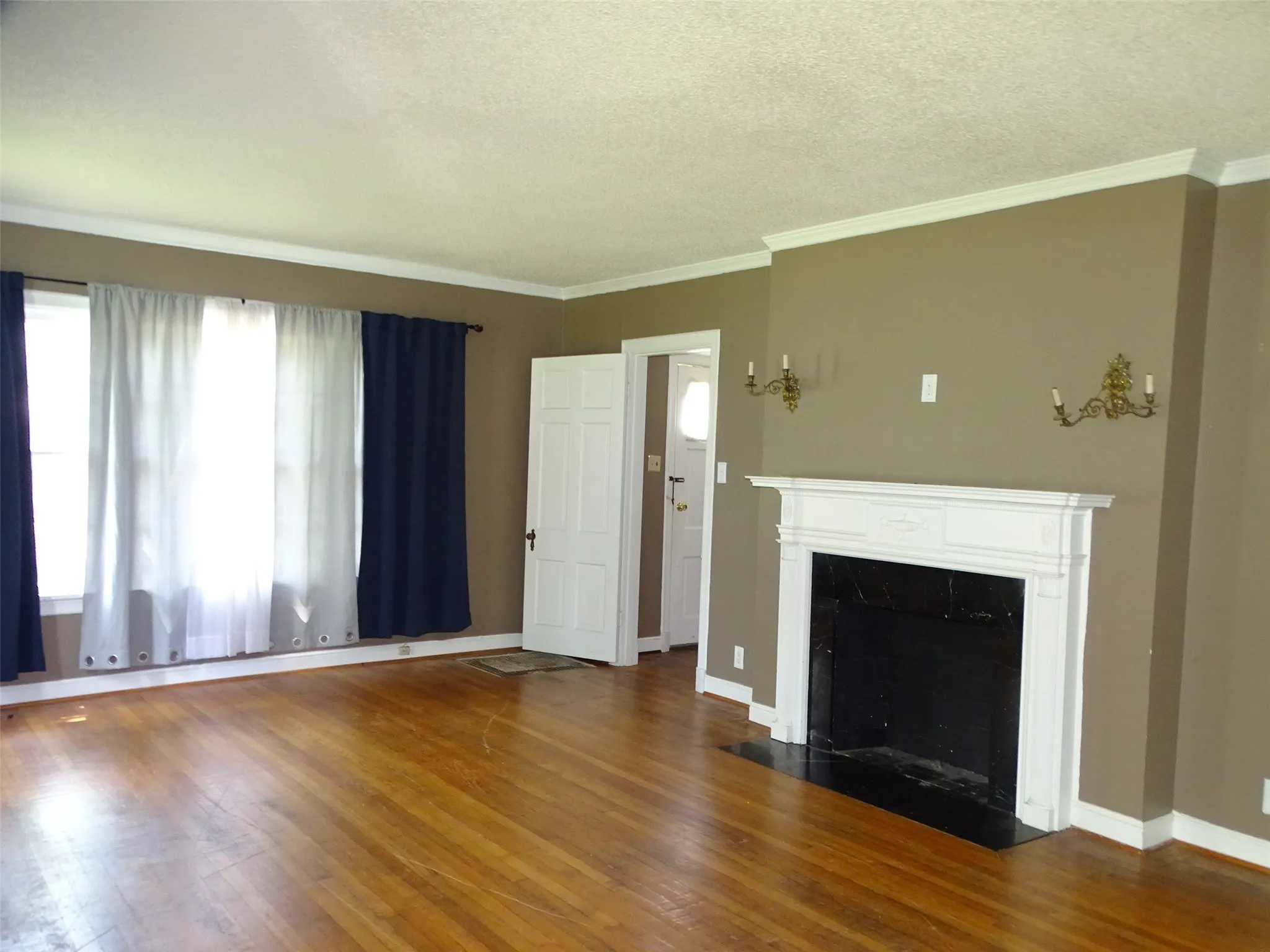 Single Family Residence For Sale in Ellis County , 408 W Tyler Street, Ennis, Texas 75119, 3 Bedroom, 3 Bathroom, 2 Garage spaces, 2,640 Sqft, built in 1956, mls#21336830, Real Estate Agent in Ennis, Homes For Sale in Ellis county, Homes For Sale in Ennis, Realtor in Ennis Texas, Real Estate Brokerage Independent Realty Texas, Luminita Cordes Realtor