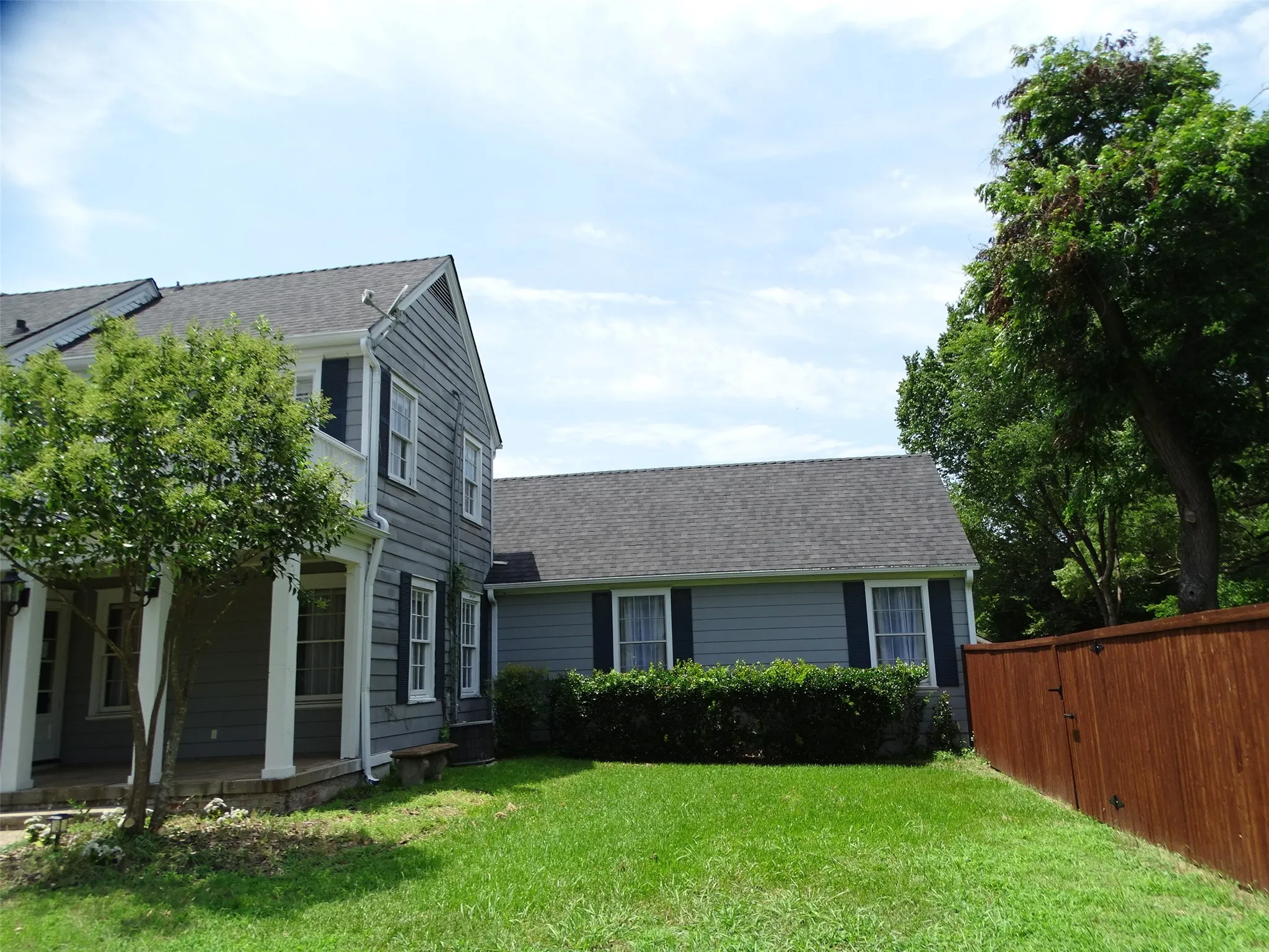 Single Family Residence For Sale in Ellis County , 408 W Tyler Street, Ennis, Texas 75119, 3 Bedroom, 3 Bathroom, 2 Garage spaces, 2,640 Sqft, built in 1956, mls#21336830, Real Estate Agent in Ennis, Homes For Sale in Ellis county, Homes For Sale in Ennis, Realtor in Ennis Texas, Real Estate Brokerage Independent Realty Texas, Luminita Cordes Realtor