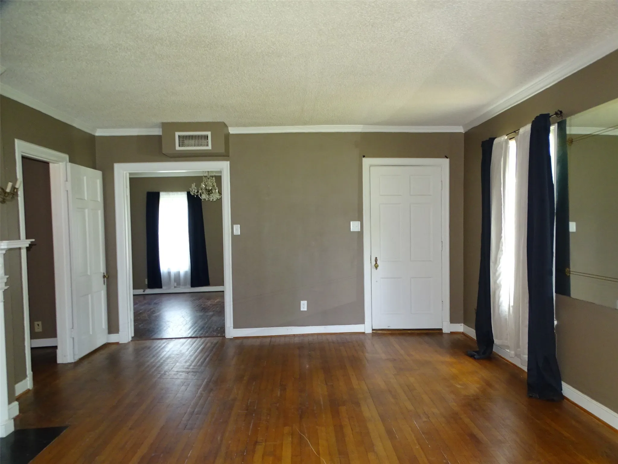 Single Family Residence For Sale in Ellis County , 408 W Tyler Street, Ennis, Texas 75119, 3 Bedroom, 3 Bathroom, 2 Garage spaces, 2,640 Sqft, built in 1956, mls#21336830, Real Estate Agent in Ennis, Homes For Sale in Ellis county, Homes For Sale in Ennis, Realtor in Ennis Texas, Real Estate Brokerage Independent Realty Texas, Luminita Cordes Realtor