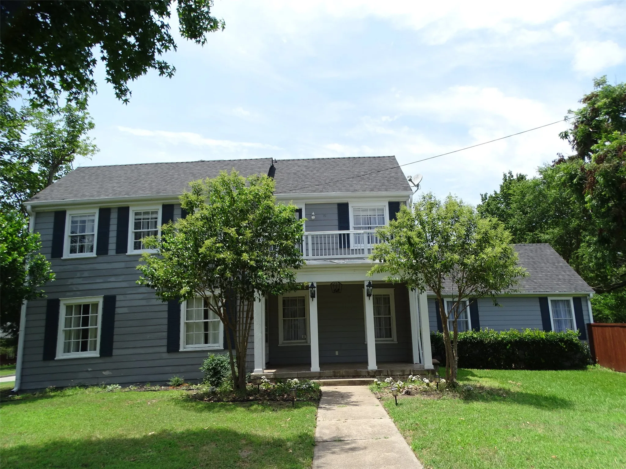 Single Family Residence For Sale in Ellis County , 408 W Tyler Street, Ennis, Texas 75119, 3 Bedroom, 3 Bathroom, 2 Garage spaces, 2,640 Sqft, built in 1956, mls#21336830, Real Estate Agent in Ennis, Homes For Sale in Ellis county, Homes For Sale in Ennis, Realtor in Ennis Texas, Real Estate Brokerage Independent Realty Texas, Luminita Cordes Realtor