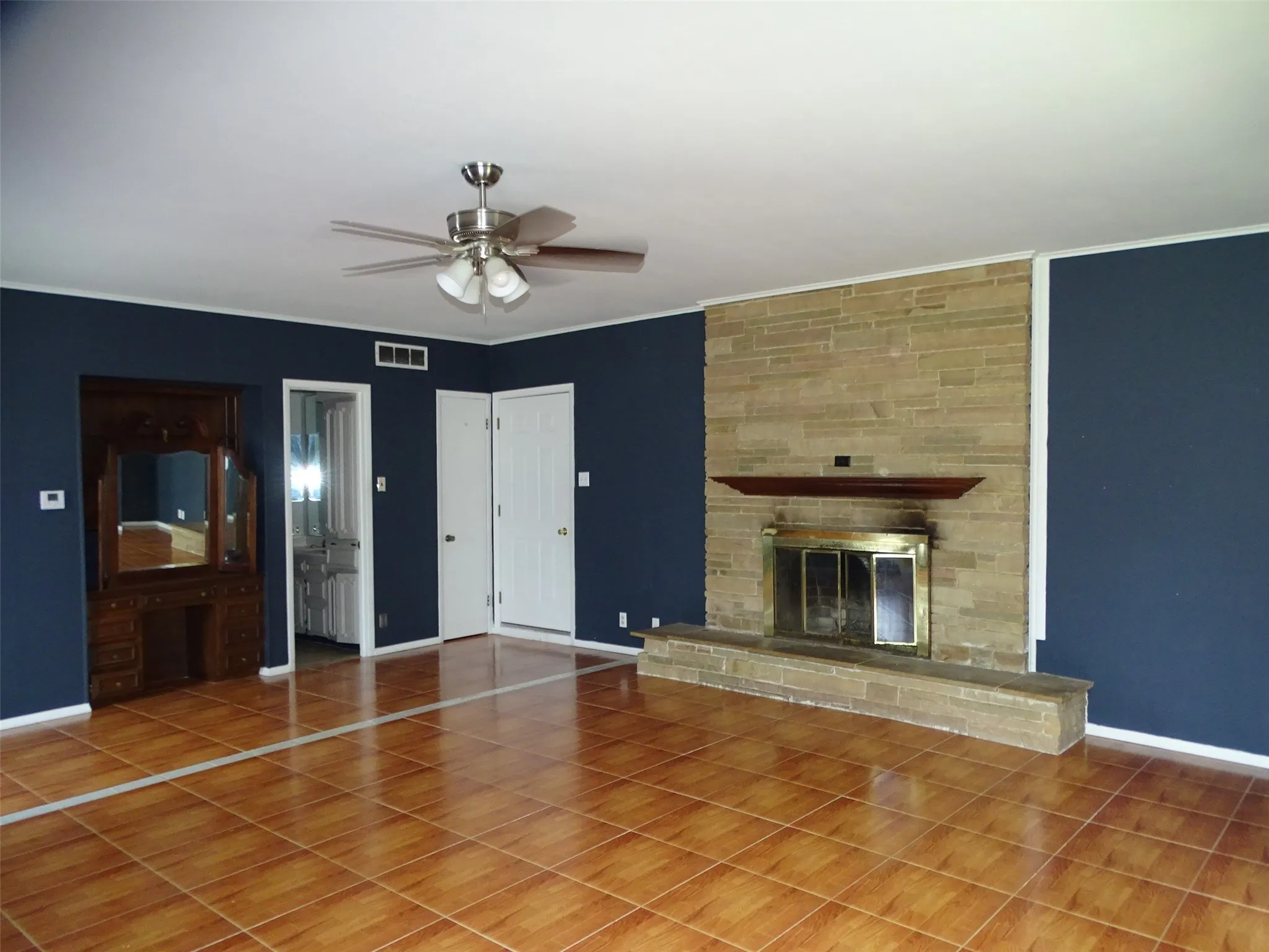 Single Family Residence For Sale in Ellis County , 408 W Tyler Street, Ennis, Texas 75119, 3 Bedroom, 3 Bathroom, 2 Garage spaces, 2,640 Sqft, built in 1956, mls#21336830, Real Estate Agent in Ennis, Homes For Sale in Ellis county, Homes For Sale in Ennis, Realtor in Ennis Texas, Real Estate Brokerage Independent Realty Texas, Luminita Cordes Realtor