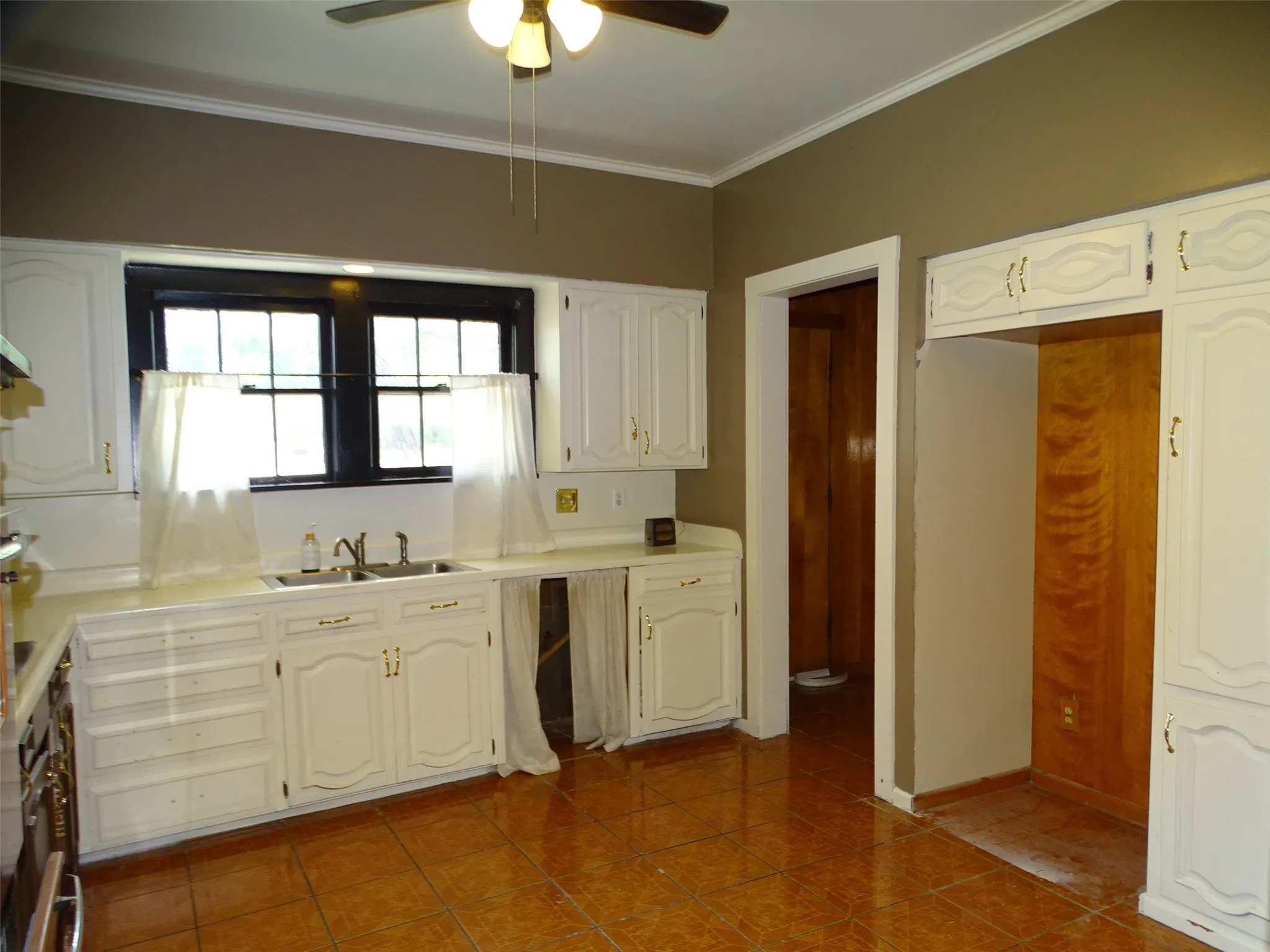 Single Family Residence For Sale in Ellis County , 408 W Tyler Street, Ennis, Texas 75119, 3 Bedroom, 3 Bathroom, 2 Garage spaces, 2,640 Sqft, built in 1956, mls#21336830, Real Estate Agent in Ennis, Homes For Sale in Ellis county, Homes For Sale in Ennis, Realtor in Ennis Texas, Real Estate Brokerage Independent Realty Texas, Luminita Cordes Realtor