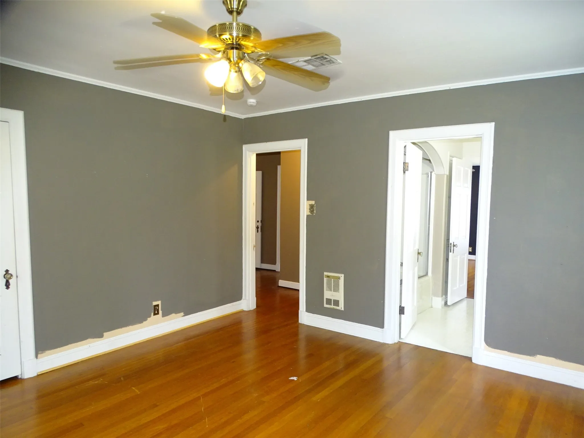 Single Family Residence For Sale in Ellis County , 408 W Tyler Street, Ennis, Texas 75119, 3 Bedroom, 3 Bathroom, 2 Garage spaces, 2,640 Sqft, built in 1956, mls#21336830, Real Estate Agent in Ennis, Homes For Sale in Ellis county, Homes For Sale in Ennis, Realtor in Ennis Texas, Real Estate Brokerage Independent Realty Texas, Luminita Cordes Realtor