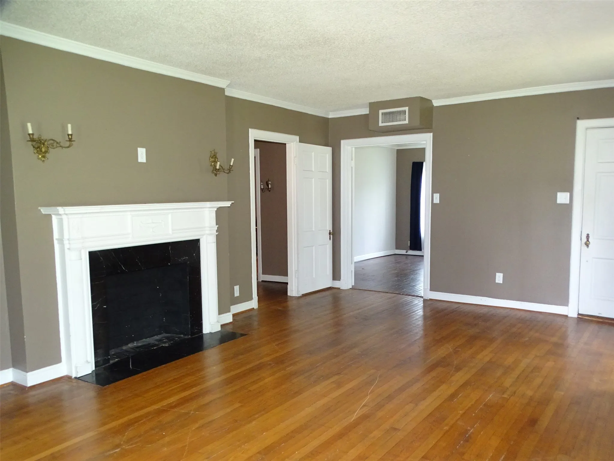 Single Family Residence For Sale in Ellis County , 408 W Tyler Street, Ennis, Texas 75119, 3 Bedroom, 3 Bathroom, 2 Garage spaces, 2,640 Sqft, built in 1956, mls#21336830, Real Estate Agent in Ennis, Homes For Sale in Ellis county, Homes For Sale in Ennis, Realtor in Ennis Texas, Real Estate Brokerage Independent Realty Texas, Luminita Cordes Realtor