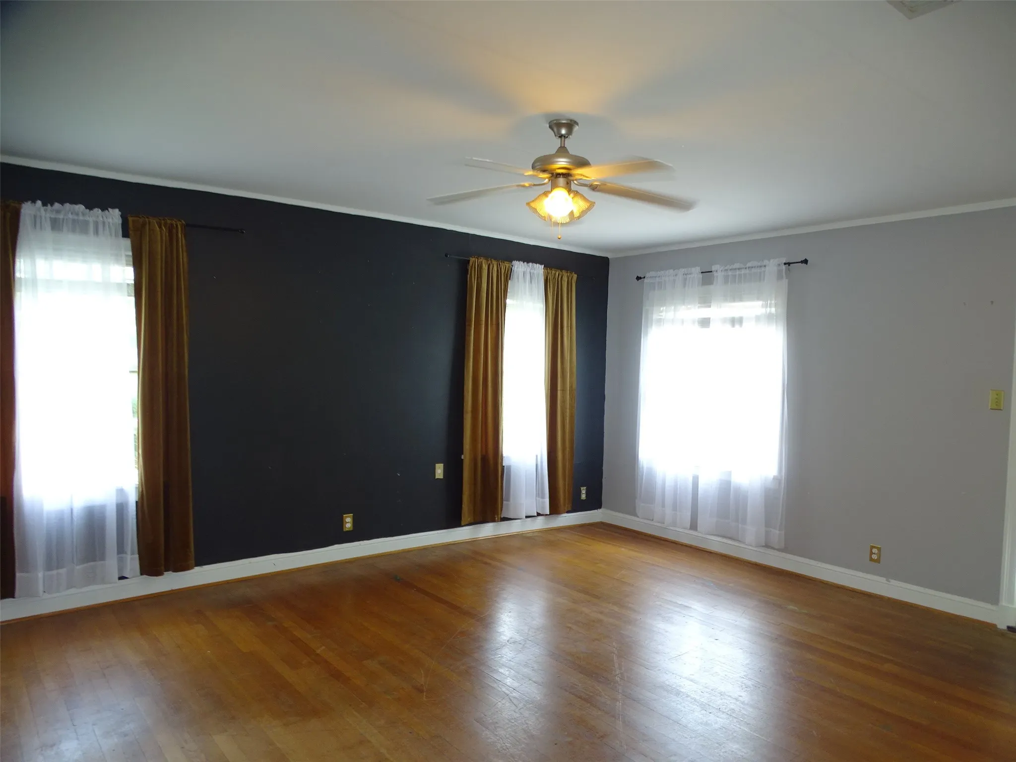 Single Family Residence For Sale in Ellis County , 408 W Tyler Street, Ennis, Texas 75119, 3 Bedroom, 3 Bathroom, 2 Garage spaces, 2,640 Sqft, built in 1956, mls#21336830, Real Estate Agent in Ennis, Homes For Sale in Ellis county, Homes For Sale in Ennis, Realtor in Ennis Texas, Real Estate Brokerage Independent Realty Texas, Luminita Cordes Realtor