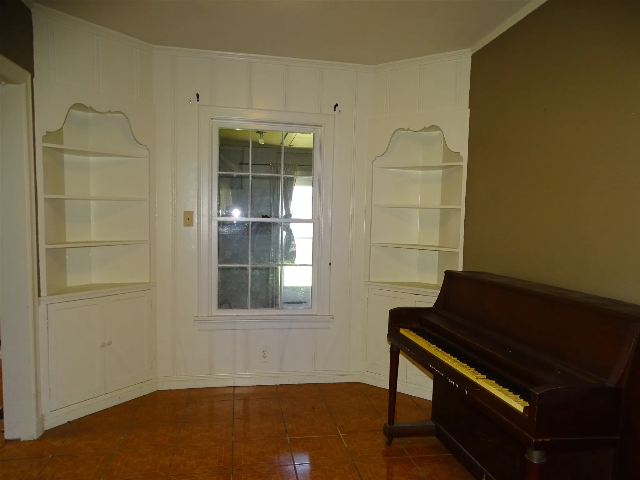 Single Family Residence For Sale in Ellis County , 408 W Tyler Street, Ennis, Texas 75119, 3 Bedroom, 3 Bathroom, 2 Garage spaces, 2,640 Sqft, built in 1956, mls#21336830, Real Estate Agent in Ennis, Homes For Sale in Ellis county, Homes For Sale in Ennis, Realtor in Ennis Texas, Real Estate Brokerage Independent Realty Texas, Luminita Cordes Realtor