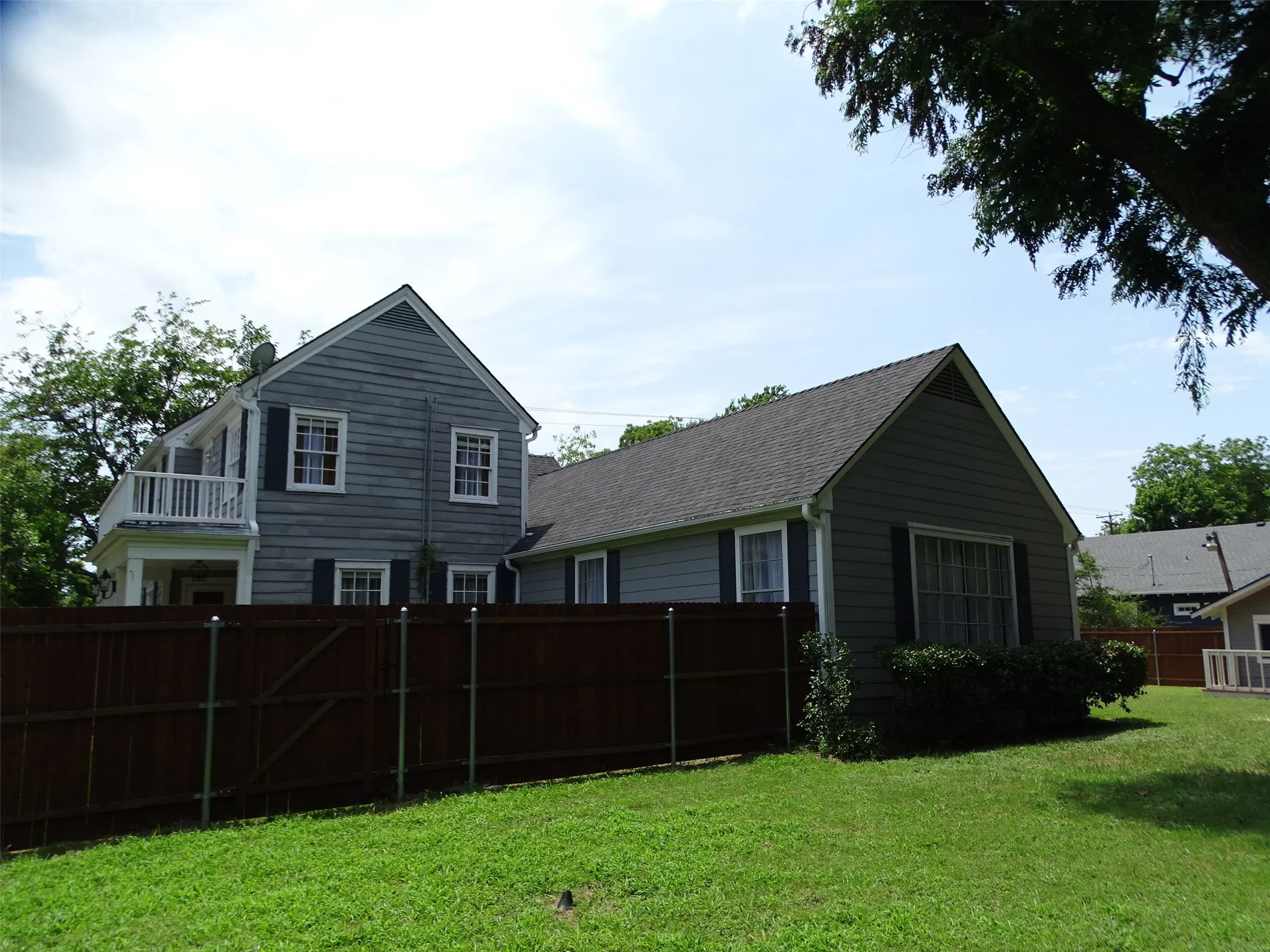 Single Family Residence For Sale in Ellis County , 408 W Tyler Street, Ennis, Texas 75119, 3 Bedroom, 3 Bathroom, 2 Garage spaces, 2,640 Sqft, built in 1956, mls#21336830, Real Estate Agent in Ennis, Homes For Sale in Ellis county, Homes For Sale in Ennis, Realtor in Ennis Texas, Real Estate Brokerage Independent Realty Texas, Luminita Cordes Realtor