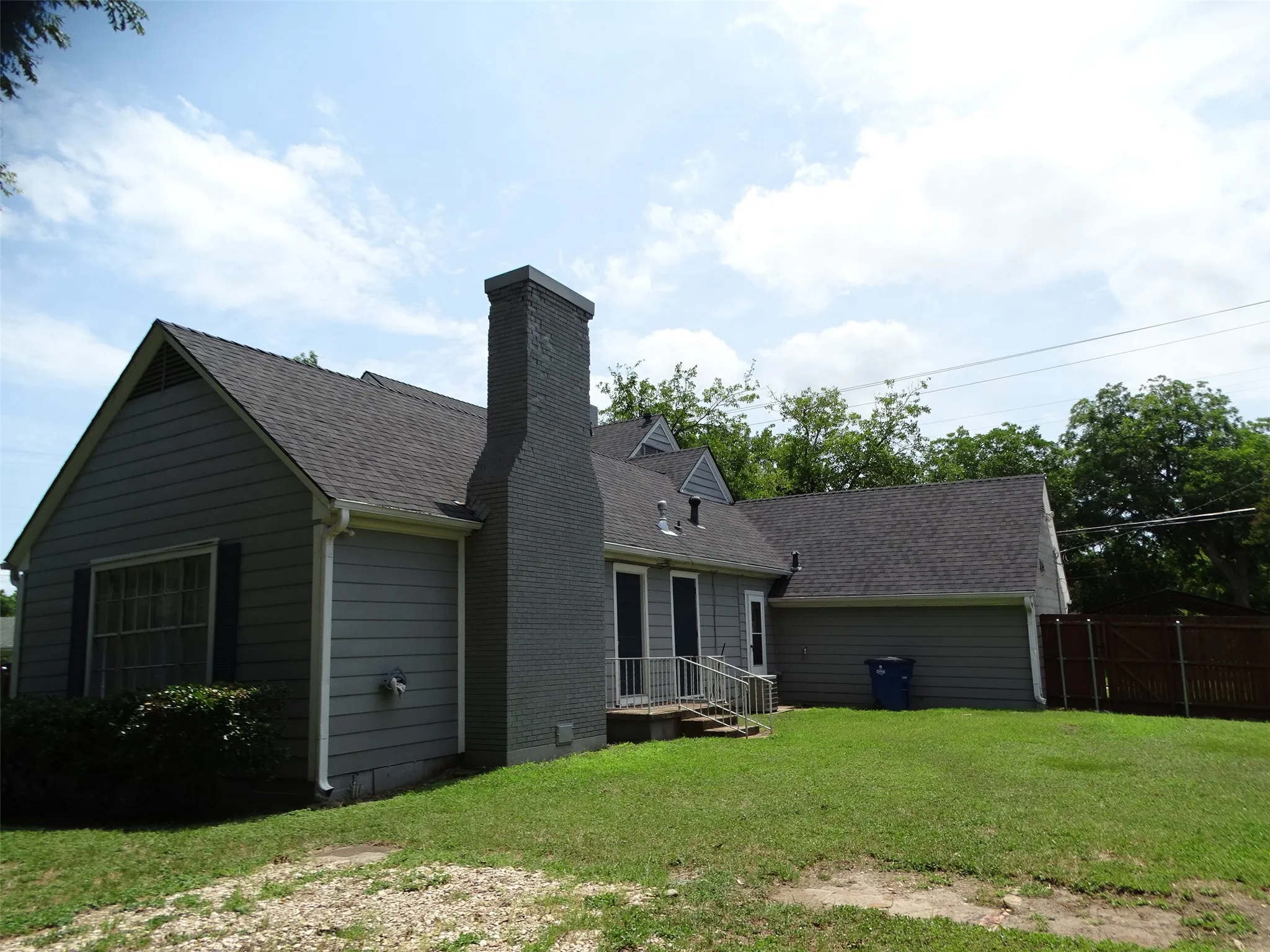 Single Family Residence For Sale in Ellis County , 408 W Tyler Street, Ennis, Texas 75119, 3 Bedroom, 3 Bathroom, 2 Garage spaces, 2,640 Sqft, built in 1956, mls#21336830, Real Estate Agent in Ennis, Homes For Sale in Ellis county, Homes For Sale in Ennis, Realtor in Ennis Texas, Real Estate Brokerage Independent Realty Texas, Luminita Cordes Realtor