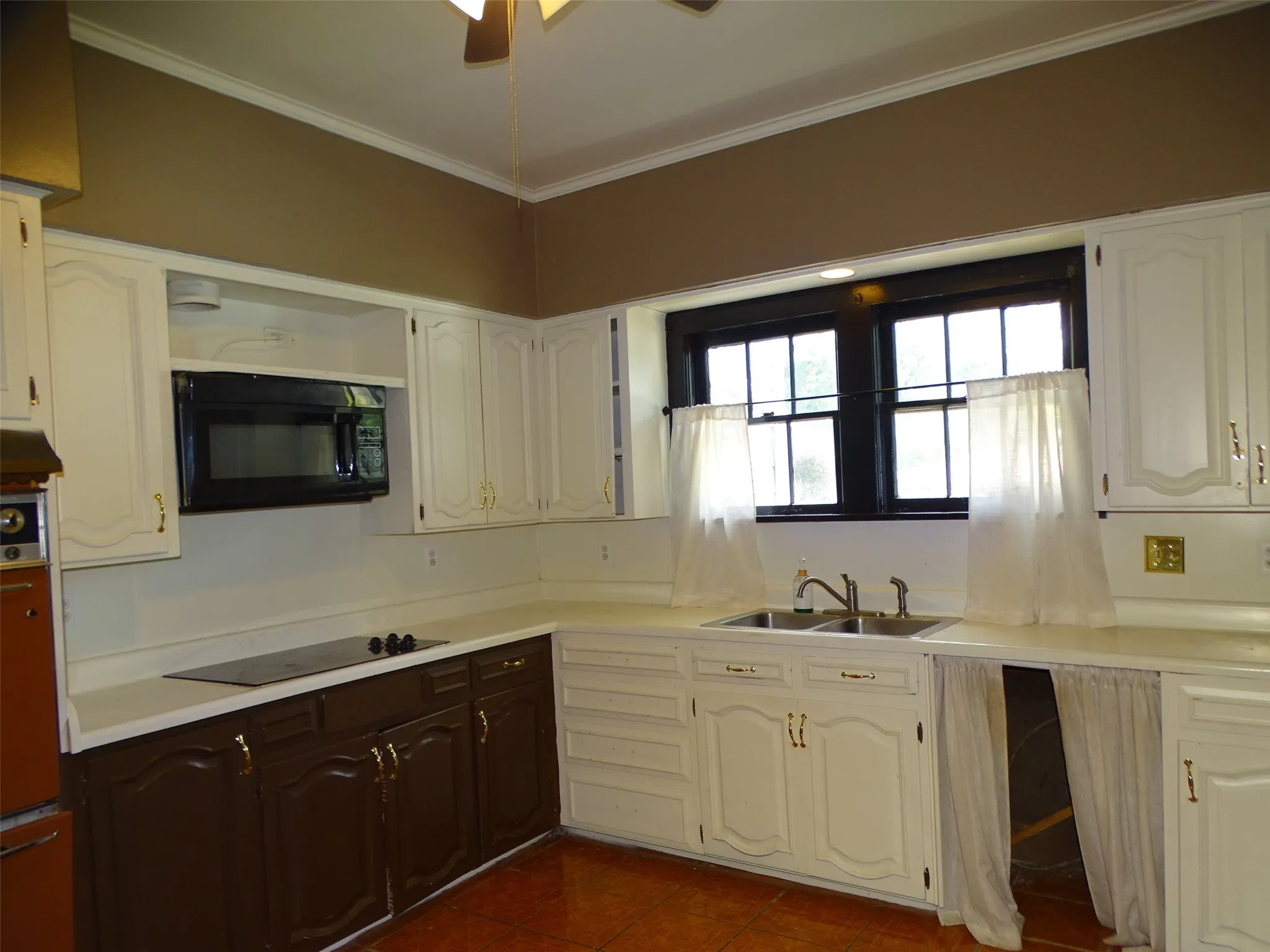 Single Family Residence For Sale in Ellis County , 408 W Tyler Street, Ennis, Texas 75119, 3 Bedroom, 3 Bathroom, 2 Garage spaces, 2,640 Sqft, built in 1956, mls#21336830, Real Estate Agent in Ennis, Homes For Sale in Ellis county, Homes For Sale in Ennis, Realtor in Ennis Texas, Real Estate Brokerage Independent Realty Texas, Luminita Cordes Realtor