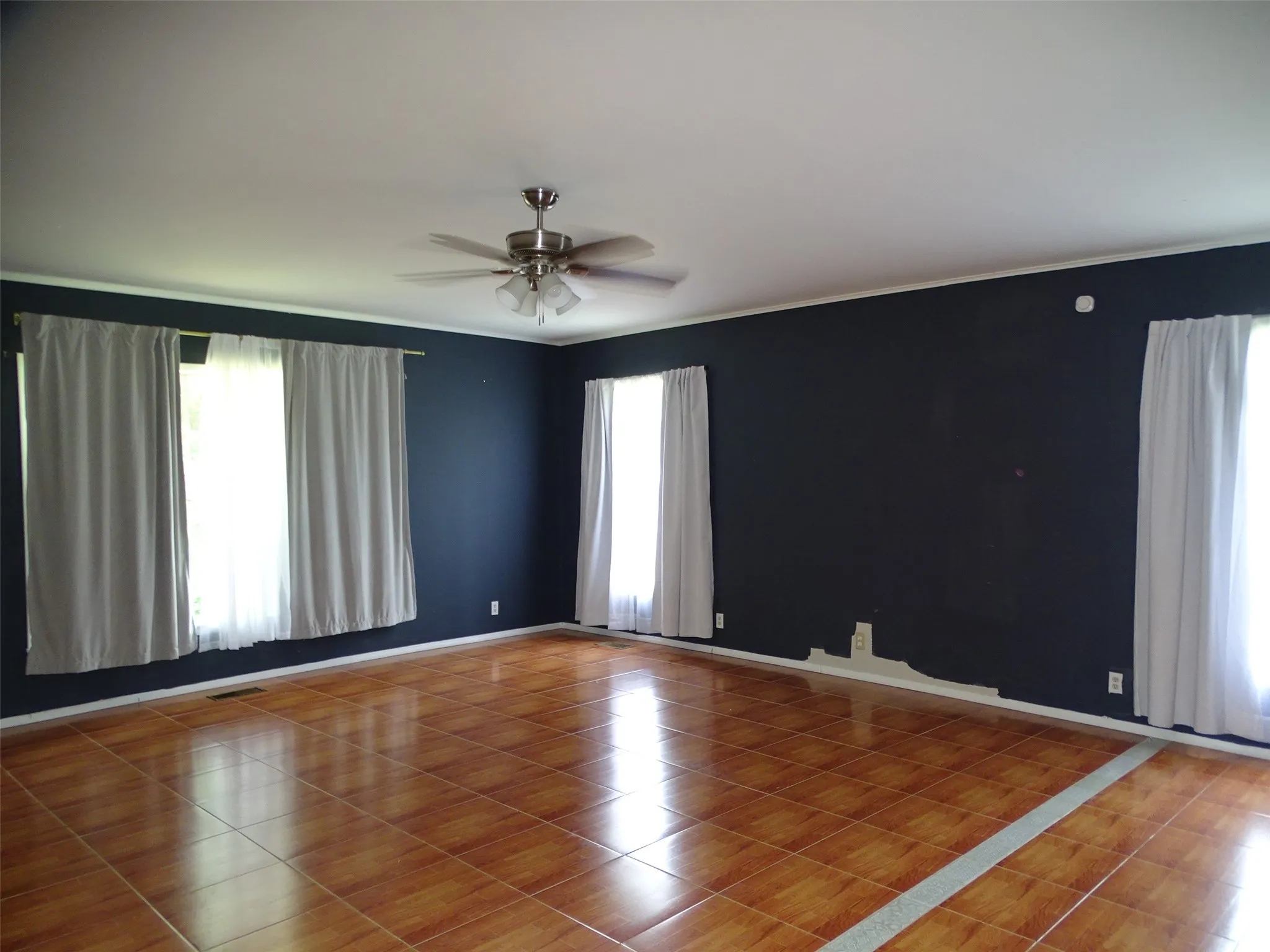 Single Family Residence For Sale in Ellis County , 408 W Tyler Street, Ennis, Texas 75119, 3 Bedroom, 3 Bathroom, 2 Garage spaces, 2,640 Sqft, built in 1956, mls#21336830, Real Estate Agent in Ennis, Homes For Sale in Ellis county, Homes For Sale in Ennis, Realtor in Ennis Texas, Real Estate Brokerage Independent Realty Texas, Luminita Cordes Realtor