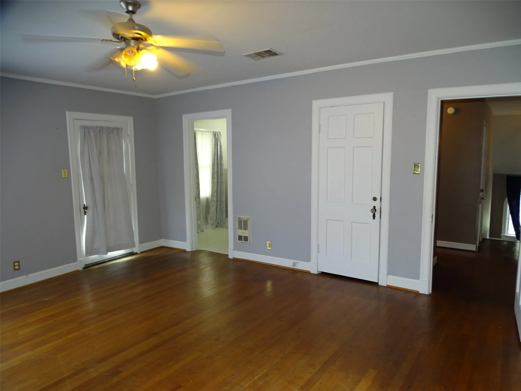 Single Family Residence For Sale in Ellis County , 408 W Tyler Street, Ennis, Texas 75119, 3 Bedroom, 3 Bathroom, 2 Garage spaces, 2,640 Sqft, built in 1956, mls#21336830, Real Estate Agent in Ennis, Homes For Sale in Ellis county, Homes For Sale in Ennis, Realtor in Ennis Texas, Real Estate Brokerage Independent Realty Texas, Luminita Cordes Realtor
