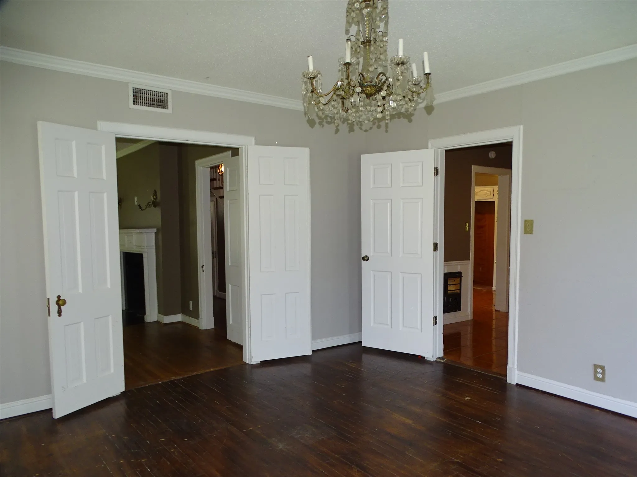 Single Family Residence For Sale in Ellis County , 408 W Tyler Street, Ennis, Texas 75119, 3 Bedroom, 3 Bathroom, 2 Garage spaces, 2,640 Sqft, built in 1956, mls#21336830, Real Estate Agent in Ennis, Homes For Sale in Ellis county, Homes For Sale in Ennis, Realtor in Ennis Texas, Real Estate Brokerage Independent Realty Texas, Luminita Cordes Realtor