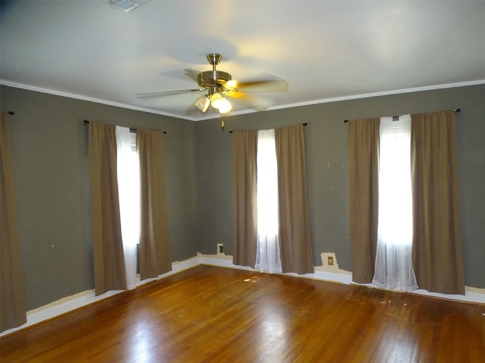 Single Family Residence For Sale in Ellis County , 408 W Tyler Street, Ennis, Texas 75119, 3 Bedroom, 3 Bathroom, 2 Garage spaces, 2,640 Sqft, built in 1956, mls#21336830, Real Estate Agent in Ennis, Homes For Sale in Ellis county, Homes For Sale in Ennis, Realtor in Ennis Texas, Real Estate Brokerage Independent Realty Texas, Luminita Cordes Realtor