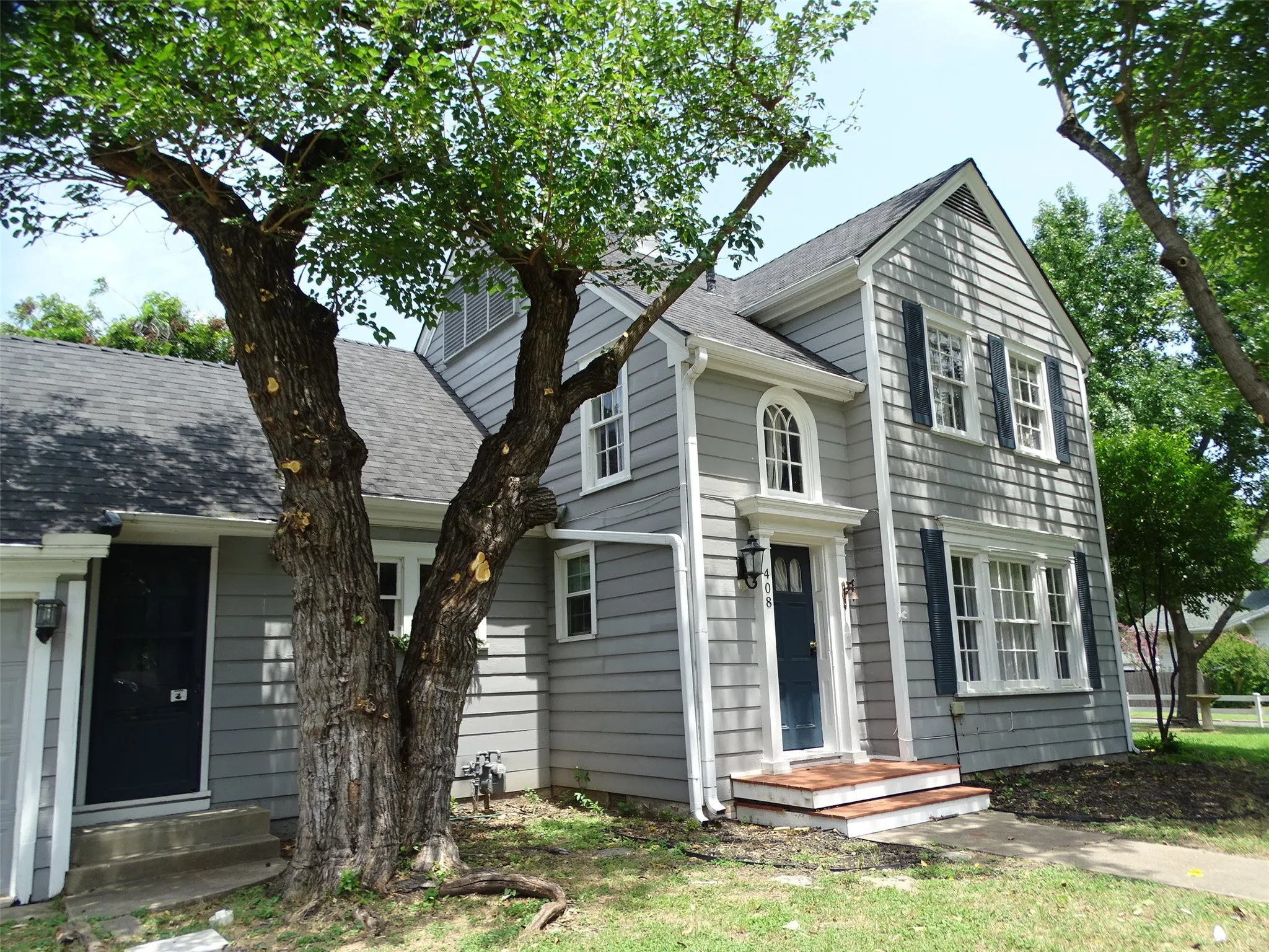 Single Family Residence For Sale in Ellis County , 408 W Tyler Street, Ennis, Texas 75119, 3 Bedroom, 3 Bathroom, 2 Garage spaces, 2,640 Sqft, built in 1956, mls#21336830, Real Estate Agent in Ennis, Homes For Sale in Ellis county, Homes For Sale in Ennis, Realtor in Ennis Texas, Real Estate Brokerage Independent Realty Texas, Luminita Cordes Realtor