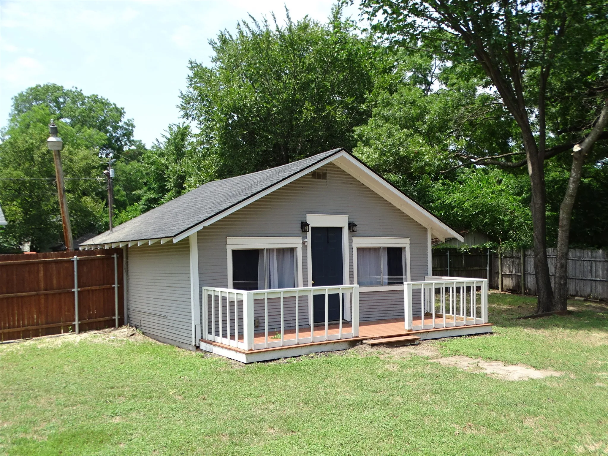 Single Family Residence For Sale in Ellis County , 408 W Tyler Street, Ennis, Texas 75119, 3 Bedroom, 3 Bathroom, 2 Garage spaces, 2,640 Sqft, built in 1956, mls#21336830, Real Estate Agent in Ennis, Homes For Sale in Ellis county, Homes For Sale in Ennis, Realtor in Ennis Texas, Real Estate Brokerage Independent Realty Texas, Luminita Cordes Realtor