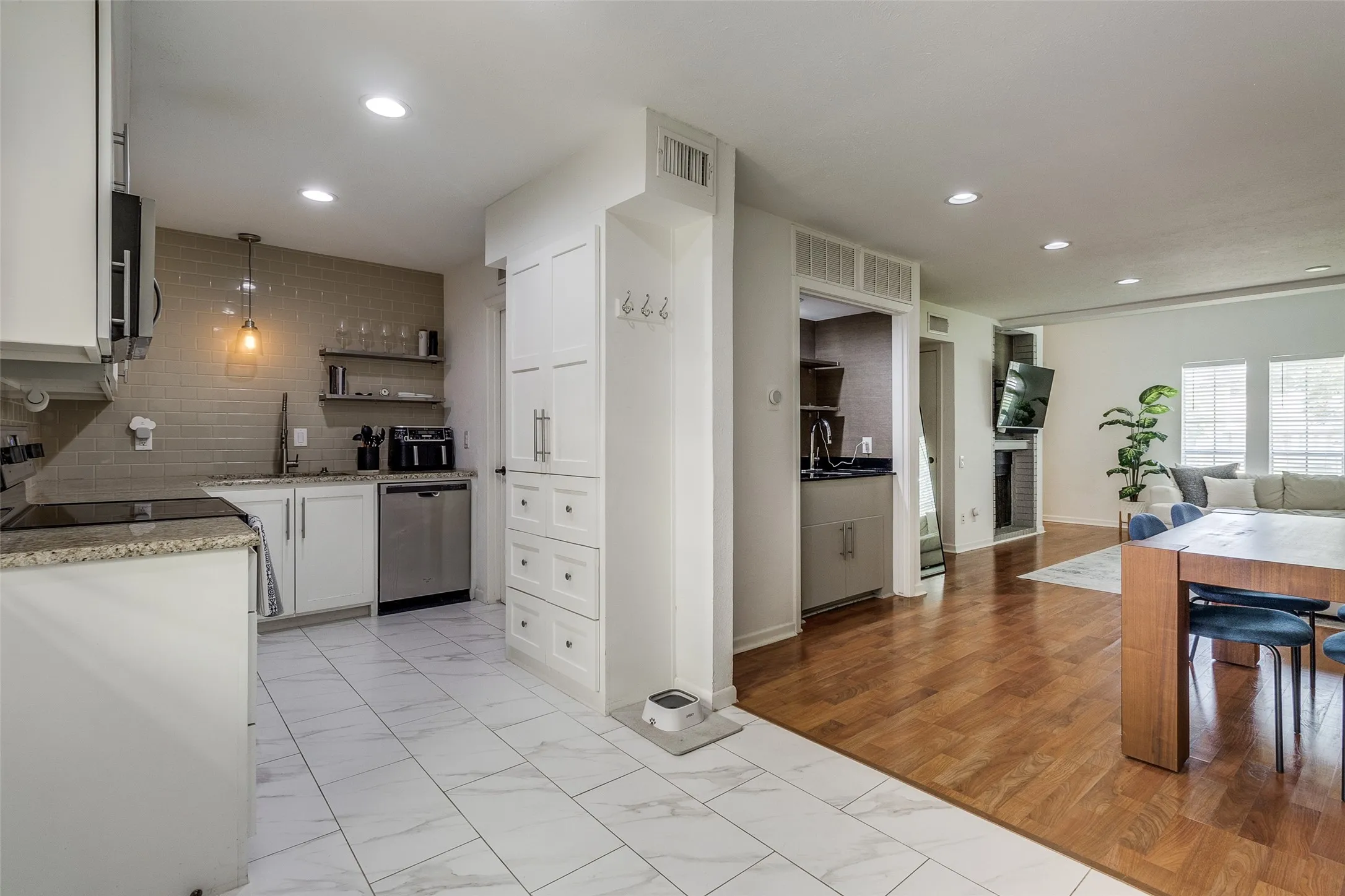 Townhouse For Sale in Dallas County , 7618 Pebblestone Drive, Dallas, Texas 75230, 2 Bedroom, 3 Bathroom, Garage spaces, 1,320 Sqft, built in 1969, mls#21337509, Real Estate Agent in Dallas, Homes For Sale in Dallas county, Homes For Sale in Dallas, Realtor in Dallas Texas, Real Estate Brokerage Independent Realty Texas, Luminita Cordes Realtor
