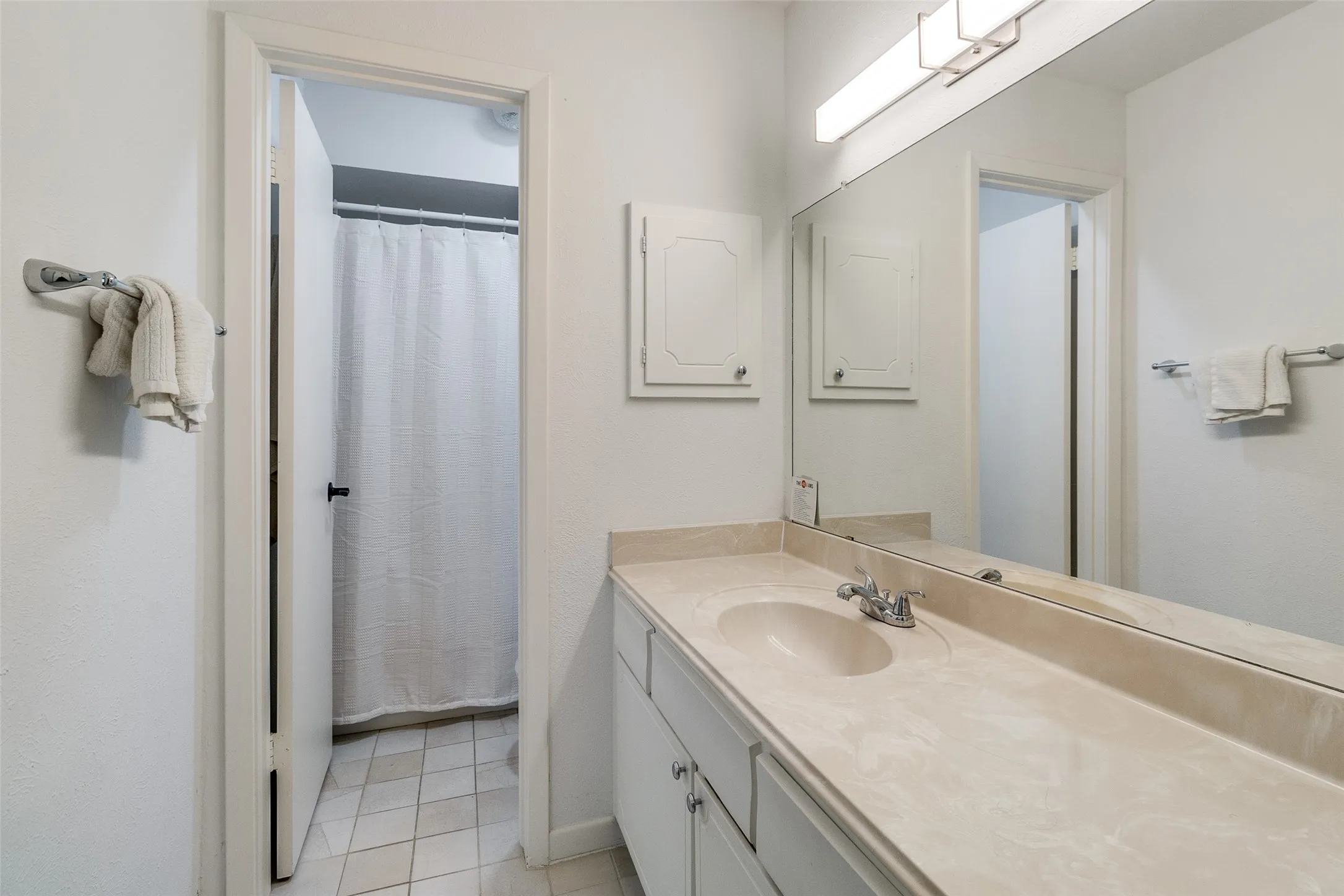 Townhouse For Sale in Dallas County , 7618 Pebblestone Drive, Dallas, Texas 75230, 2 Bedroom, 3 Bathroom, Garage spaces, 1,320 Sqft, built in 1969, mls#21337509, Real Estate Agent in Dallas, Homes For Sale in Dallas county, Homes For Sale in Dallas, Realtor in Dallas Texas, Real Estate Brokerage Independent Realty Texas, Luminita Cordes Realtor