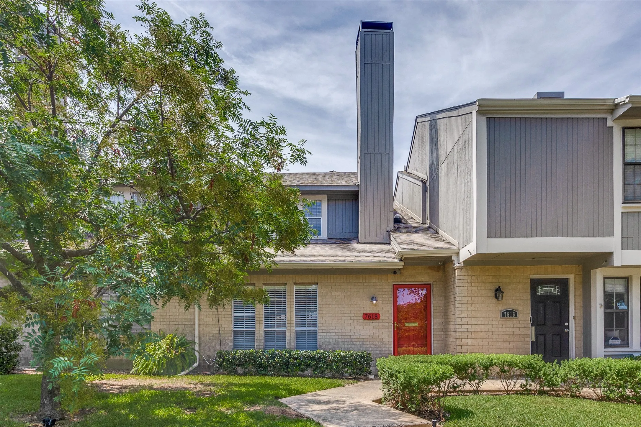 Townhouse For Sale in Dallas County , 7618 Pebblestone Drive, Dallas, Texas 75230, 2 Bedroom, 3 Bathroom, Garage spaces, 1,320 Sqft, built in 1969, mls#21337509, Real Estate Agent in Dallas, Homes For Sale in Dallas county, Homes For Sale in Dallas, Realtor in Dallas Texas, Real Estate Brokerage Independent Realty Texas, Luminita Cordes Realtor