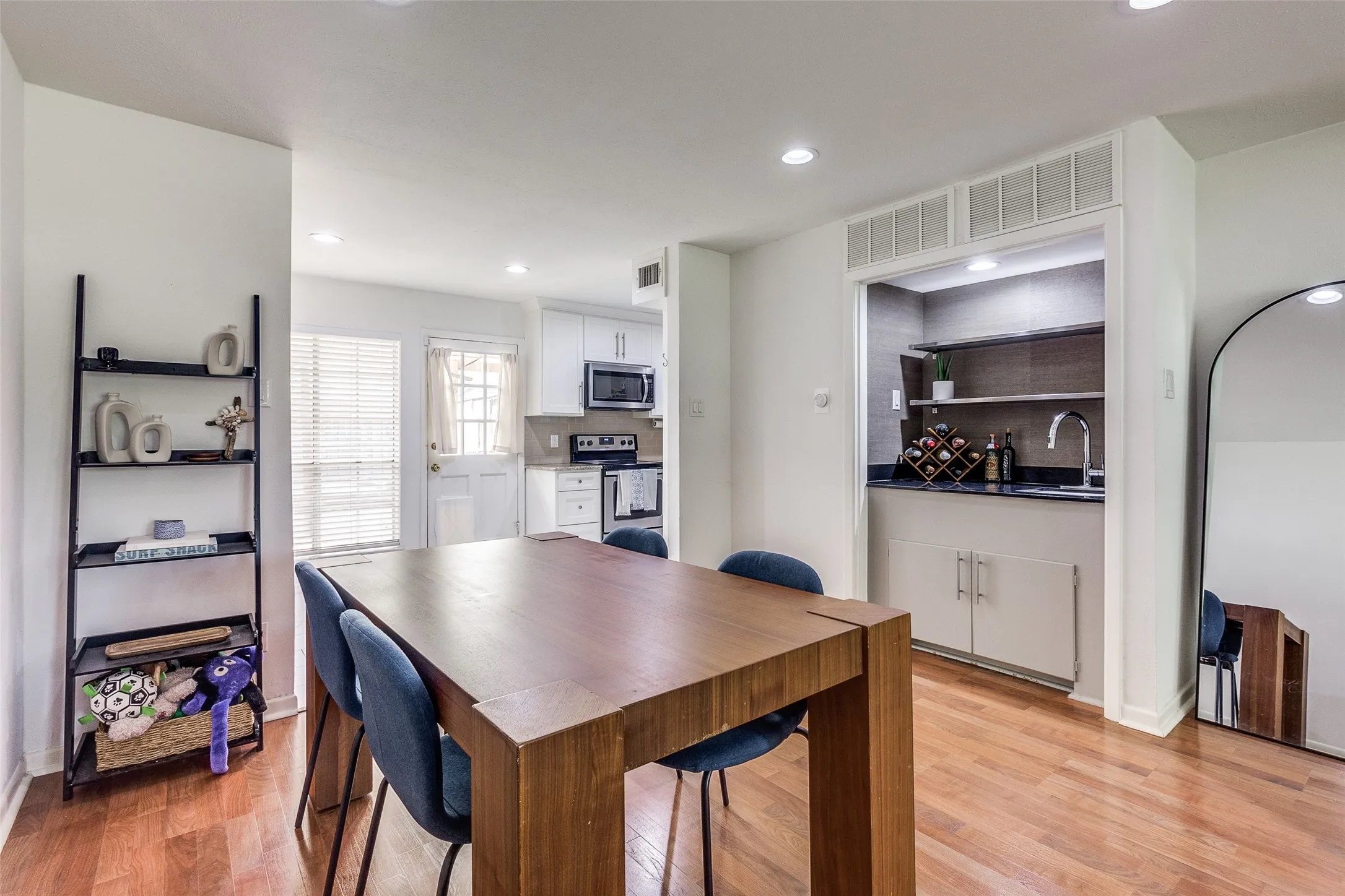 Townhouse For Sale in Dallas County , 7618 Pebblestone Drive, Dallas, Texas 75230, 2 Bedroom, 3 Bathroom, Garage spaces, 1,320 Sqft, built in 1969, mls#21337509, Real Estate Agent in Dallas, Homes For Sale in Dallas county, Homes For Sale in Dallas, Realtor in Dallas Texas, Real Estate Brokerage Independent Realty Texas, Luminita Cordes Realtor