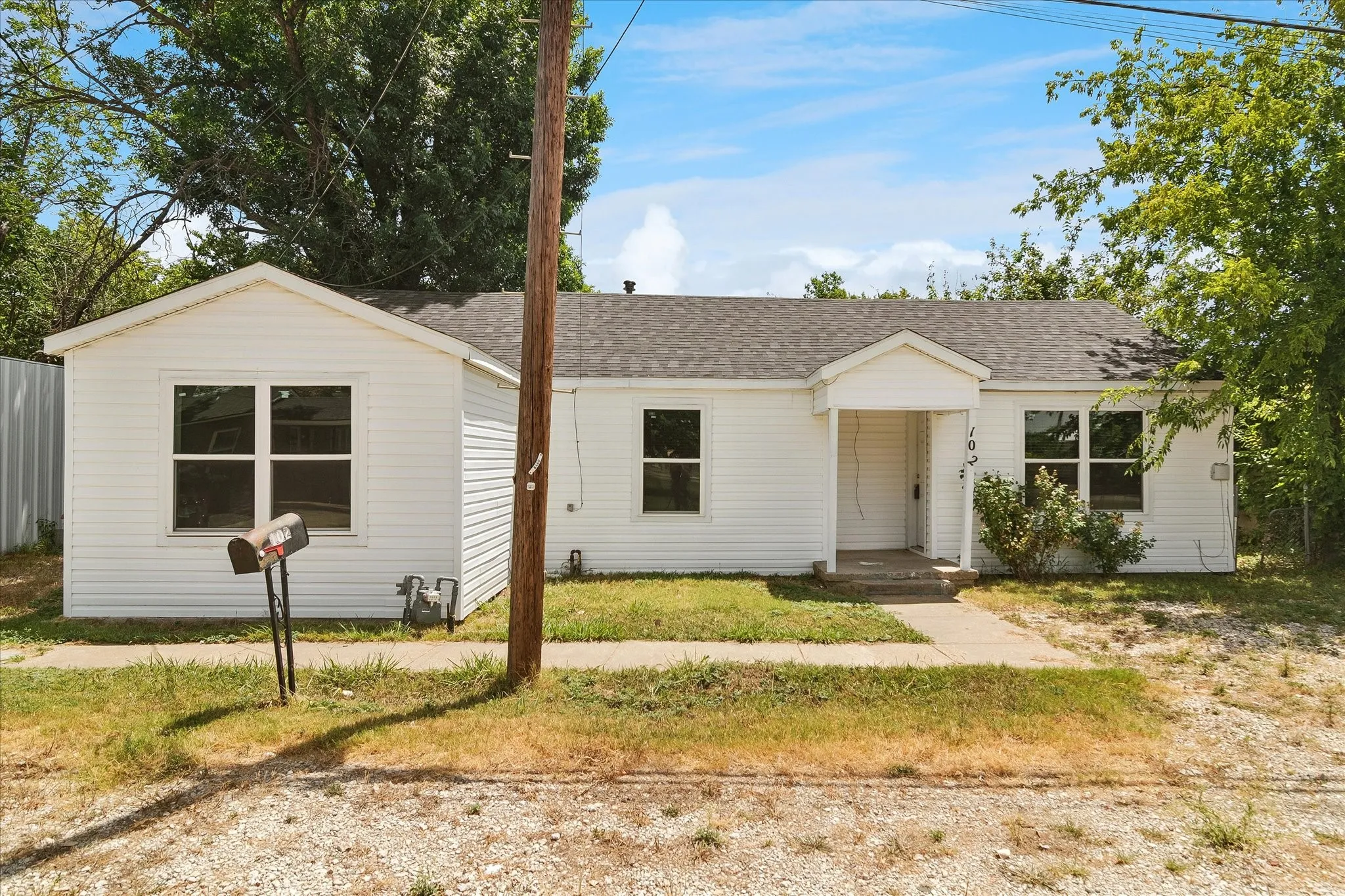 Single Family Residence For Sale in Denton County , 102 N 3rd Street, Sanger, Texas 76266, 2 Bedroom, 1 Bathroom, Garage spaces, 1,348 Sqft, built in 1967, mls#21337901, Real Estate Agent in Sanger, Homes For Sale in Denton county, Homes For Sale in Sanger, Realtor in Sanger Texas, Real Estate Brokerage Independent Realty Texas, Luminita Cordes Realtor