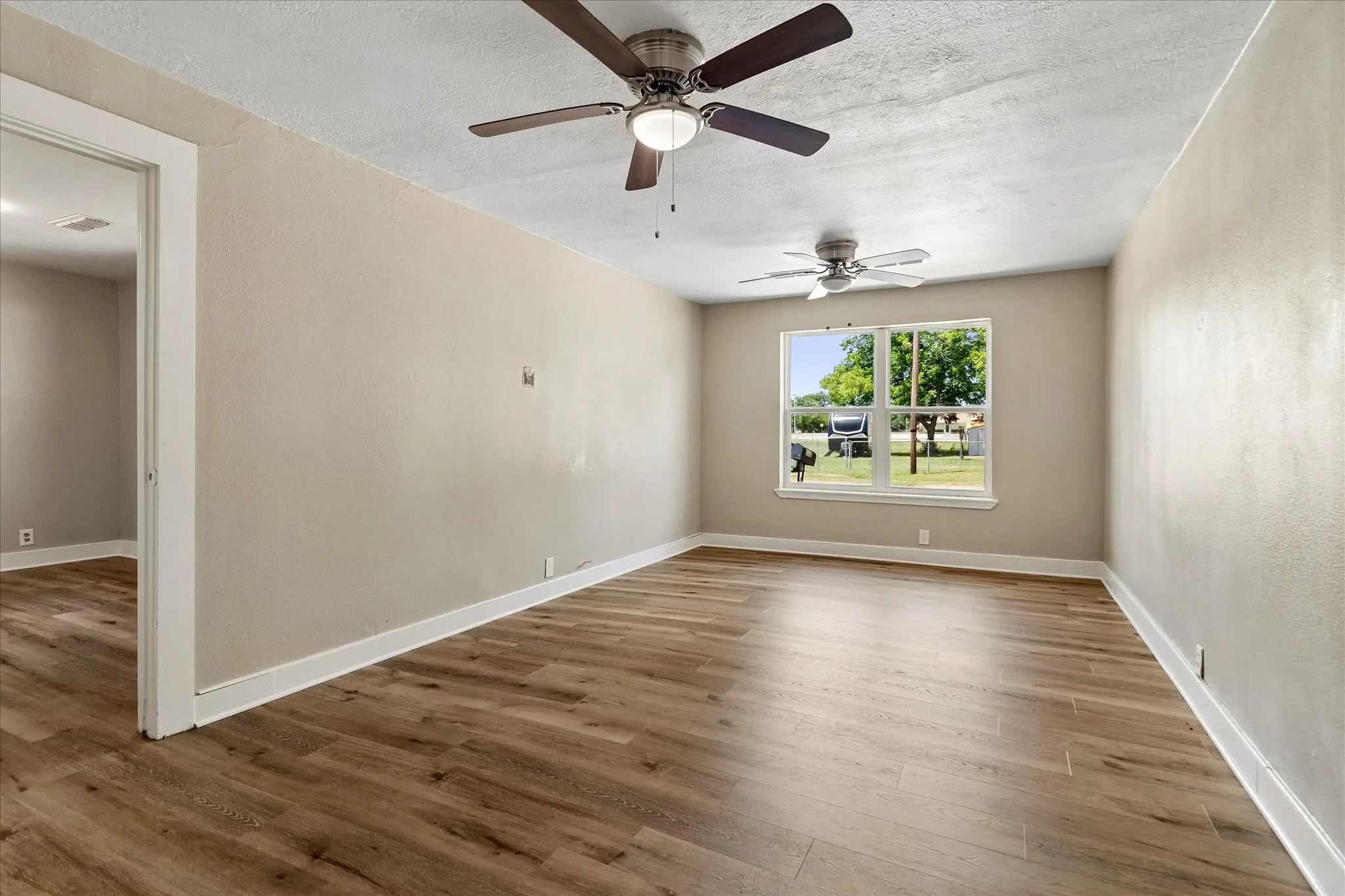 Flex space room.19x11. Use this extra room as you wish