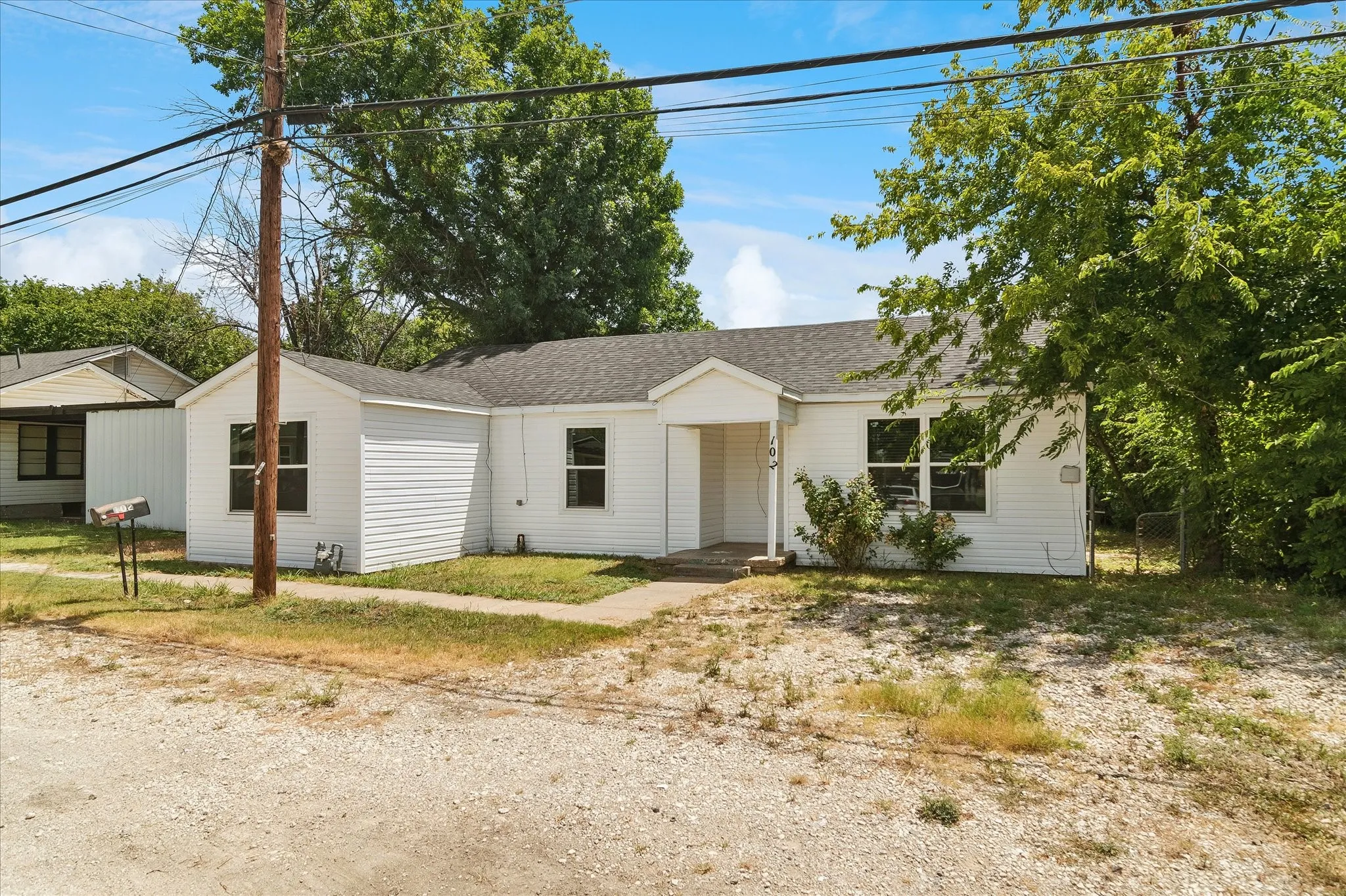 Single Family Residence For Sale in Denton County , 102 N 3rd Street, Sanger, Texas 76266, 2 Bedroom, 1 Bathroom, Garage spaces, 1,348 Sqft, built in 1967, mls#21337901, Real Estate Agent in Sanger, Homes For Sale in Denton county, Homes For Sale in Sanger, Realtor in Sanger Texas, Real Estate Brokerage Independent Realty Texas, Luminita Cordes Realtor
