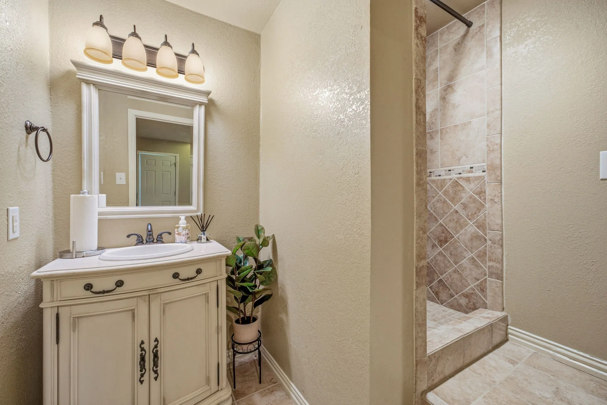 Single Family Residence For Sale in Parker County , 125 Rustling Elm Way, Azle, Texas 76020, 4 Bedroom, 4 Bathroom, 5 Garage spaces, 4,181 Sqft, built in 2007, mls#21334820, Real Estate Agent in Azle, Homes For Sale in Parker county, Homes For Sale in Azle, Realtor in Azle Texas, Real Estate Brokerage Independent Realty Texas, Luminita Cordes Realtor