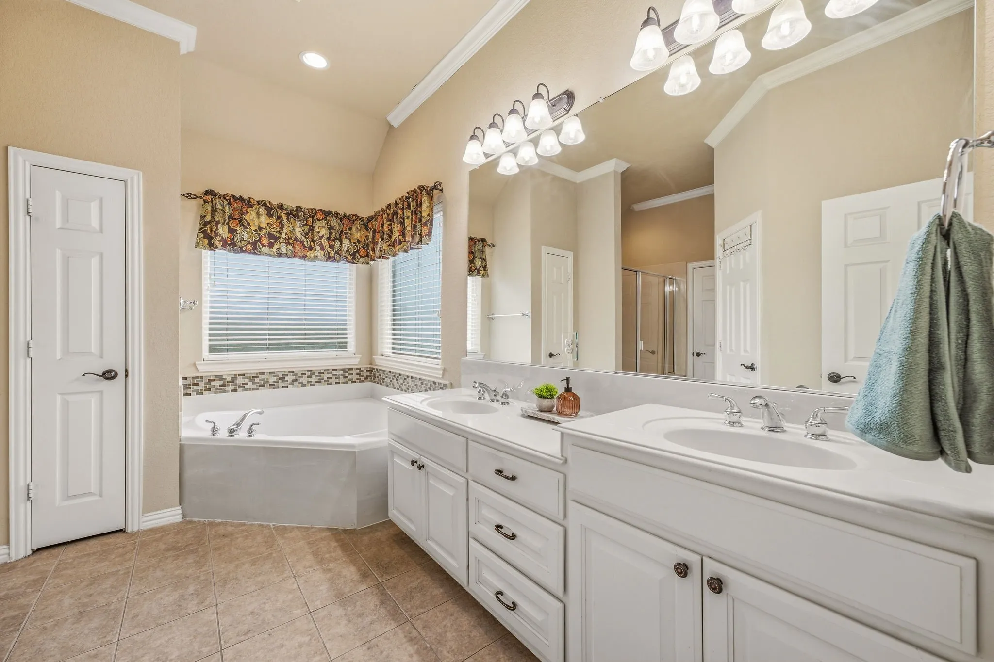 Single Family Residence For Sale in Parker County , 125 Rustling Elm Way, Azle, Texas 76020, 4 Bedroom, 4 Bathroom, 5 Garage spaces, 4,181 Sqft, built in 2007, mls#21334820, Real Estate Agent in Azle, Homes For Sale in Parker county, Homes For Sale in Azle, Realtor in Azle Texas, Real Estate Brokerage Independent Realty Texas, Luminita Cordes Realtor
