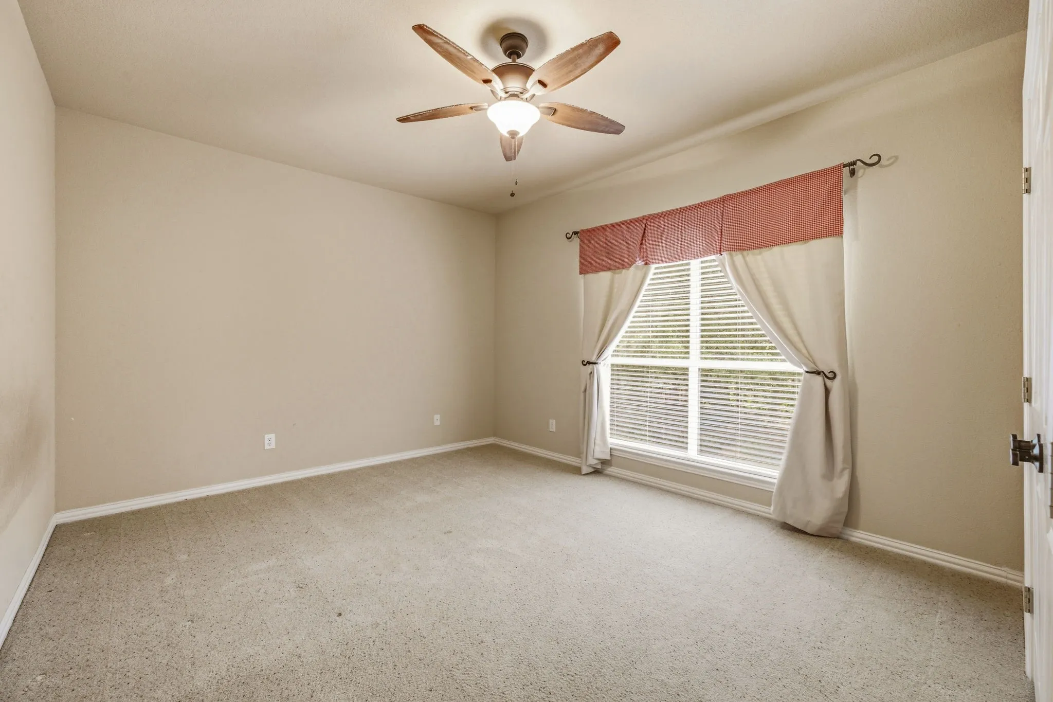 Single Family Residence For Sale in Parker County , 125 Rustling Elm Way, Azle, Texas 76020, 4 Bedroom, 4 Bathroom, 5 Garage spaces, 4,181 Sqft, built in 2007, mls#21334820, Real Estate Agent in Azle, Homes For Sale in Parker county, Homes For Sale in Azle, Realtor in Azle Texas, Real Estate Brokerage Independent Realty Texas, Luminita Cordes Realtor