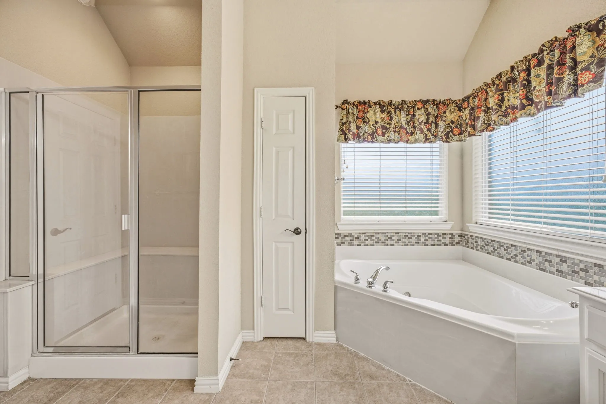 Single Family Residence For Sale in Parker County , 125 Rustling Elm Way, Azle, Texas 76020, 4 Bedroom, 4 Bathroom, 5 Garage spaces, 4,181 Sqft, built in 2007, mls#21334820, Real Estate Agent in Azle, Homes For Sale in Parker county, Homes For Sale in Azle, Realtor in Azle Texas, Real Estate Brokerage Independent Realty Texas, Luminita Cordes Realtor