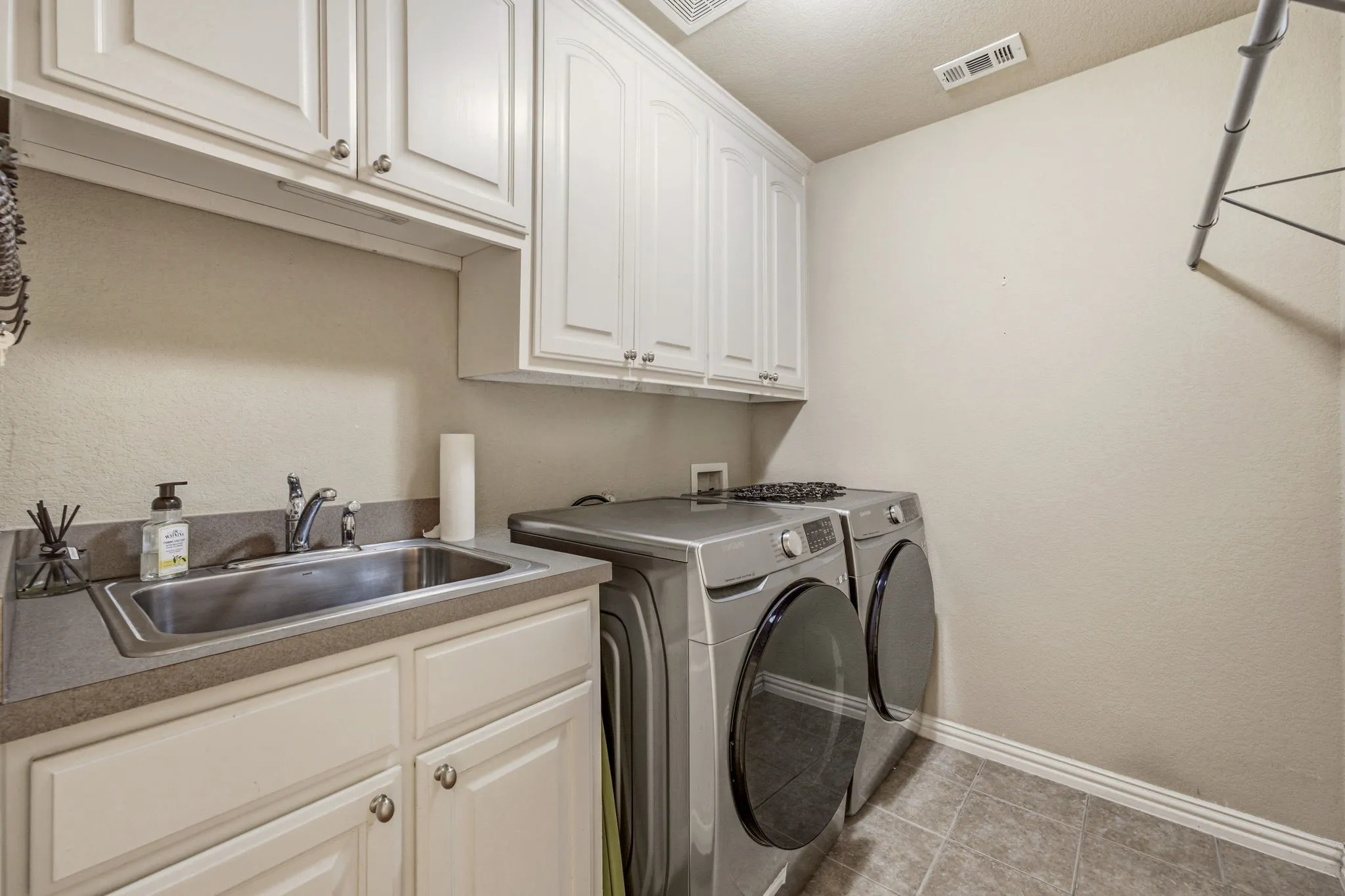 Single Family Residence For Sale in Parker County , 125 Rustling Elm Way, Azle, Texas 76020, 4 Bedroom, 4 Bathroom, 5 Garage spaces, 4,181 Sqft, built in 2007, mls#21334820, Real Estate Agent in Azle, Homes For Sale in Parker county, Homes For Sale in Azle, Realtor in Azle Texas, Real Estate Brokerage Independent Realty Texas, Luminita Cordes Realtor