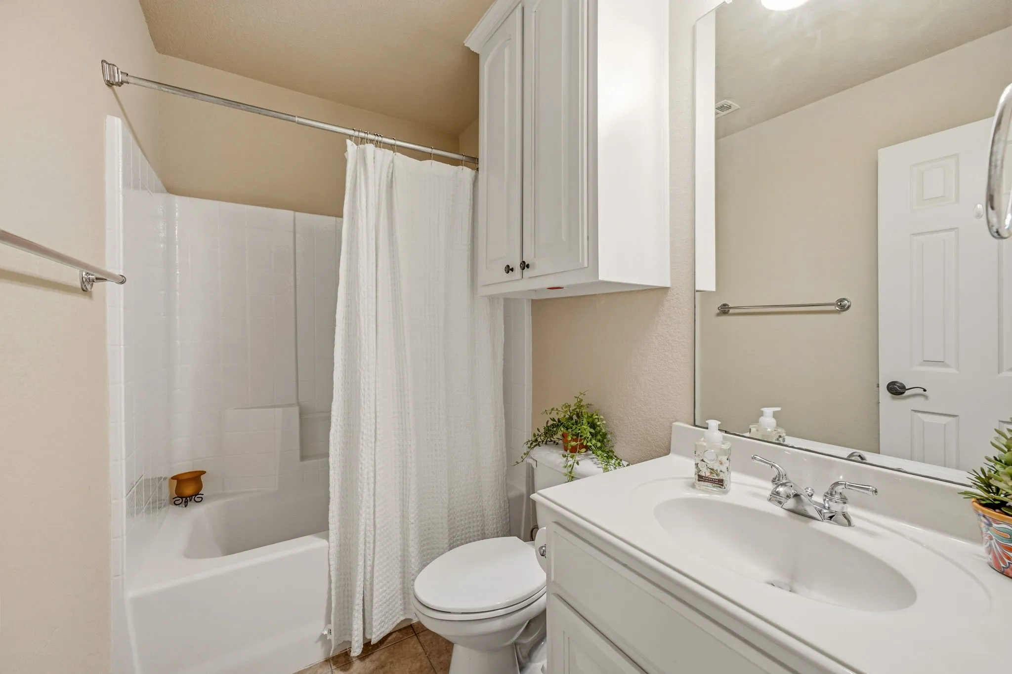 Single Family Residence For Sale in Parker County , 125 Rustling Elm Way, Azle, Texas 76020, 4 Bedroom, 4 Bathroom, 5 Garage spaces, 4,181 Sqft, built in 2007, mls#21334820, Real Estate Agent in Azle, Homes For Sale in Parker county, Homes For Sale in Azle, Realtor in Azle Texas, Real Estate Brokerage Independent Realty Texas, Luminita Cordes Realtor